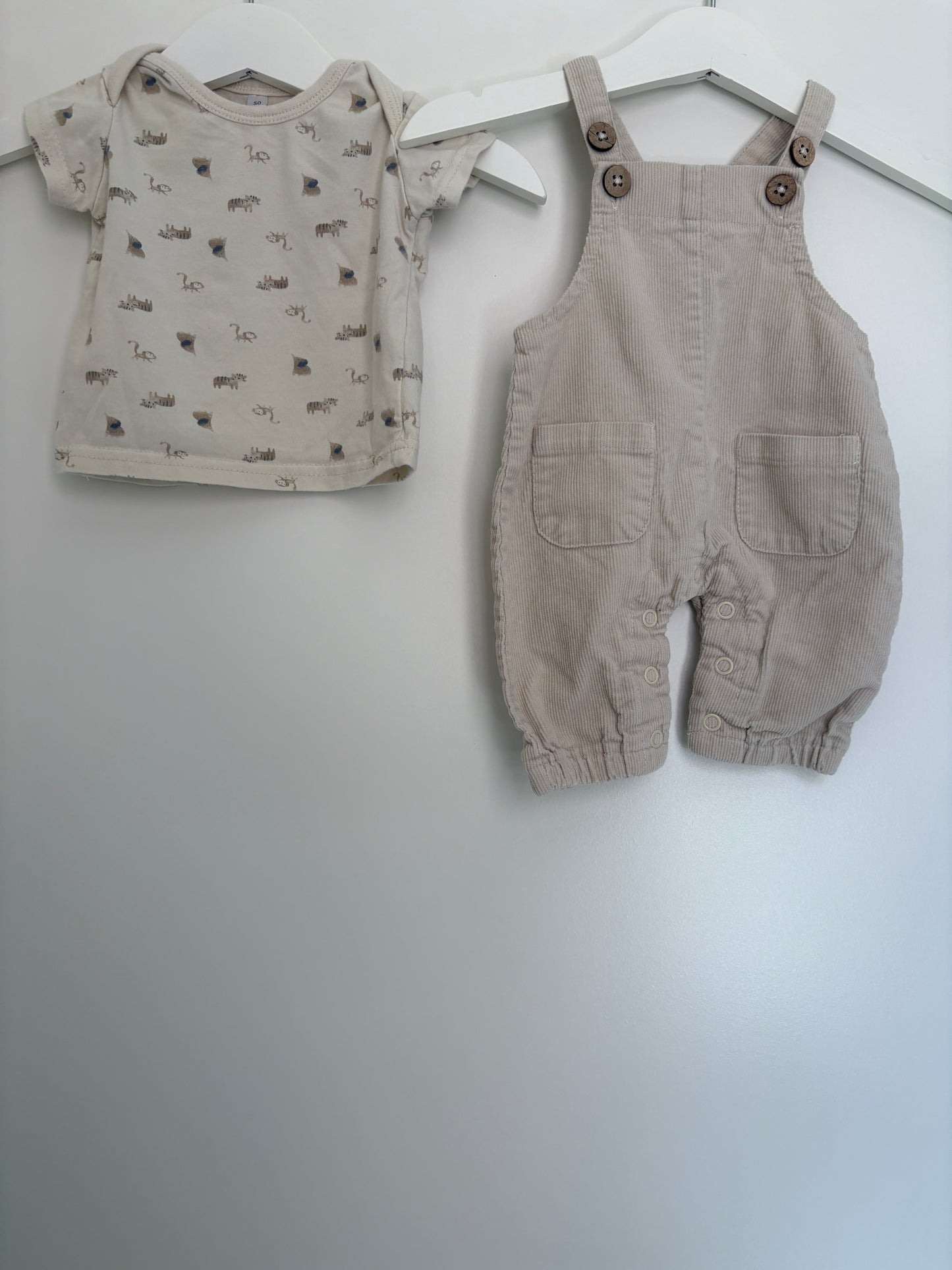 Beige setje: T-shirt met diertjes en salopette