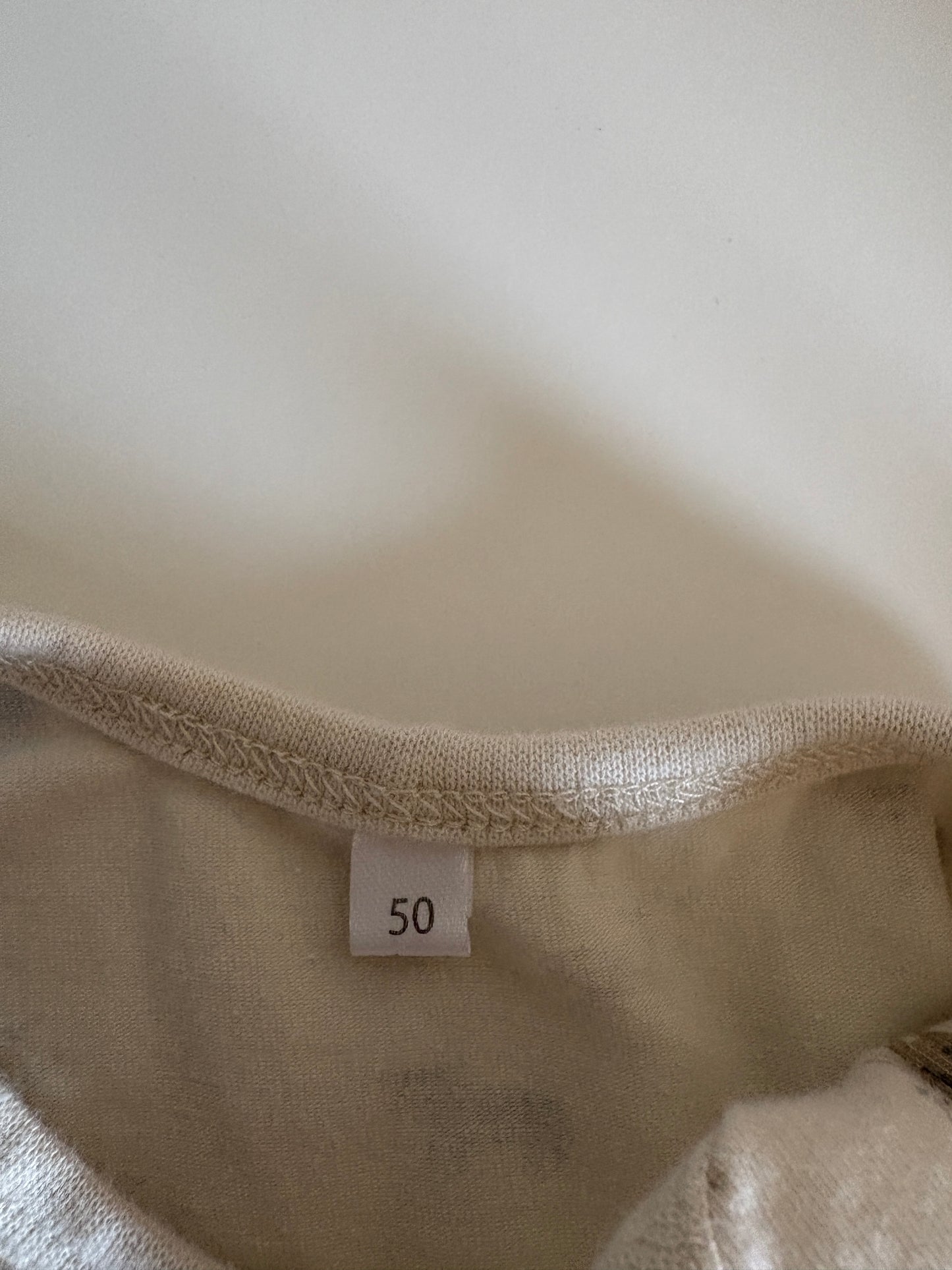 Beige setje: T-shirt met diertjes en salopette