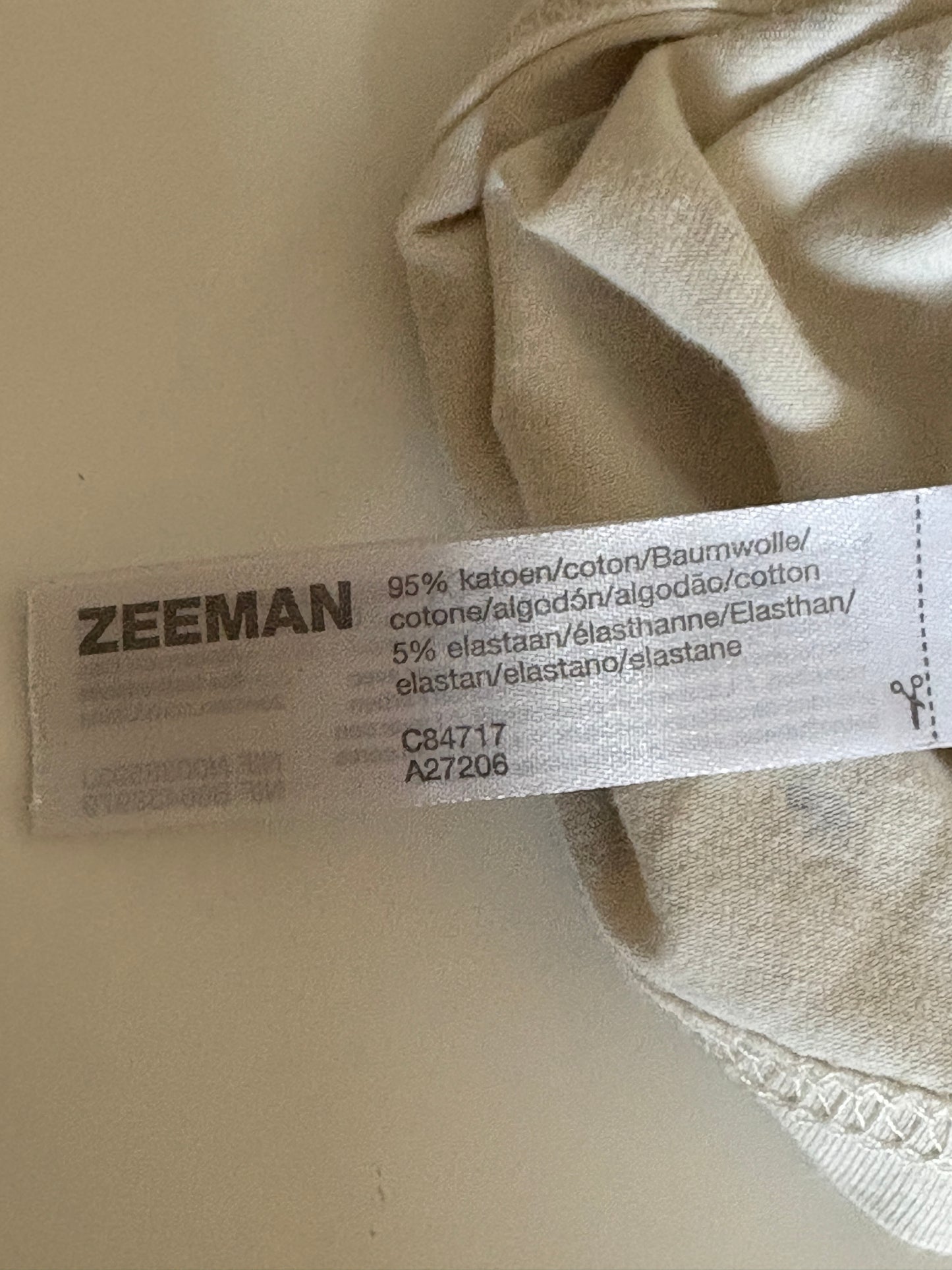 Beige setje: T-shirt met diertjes en salopette