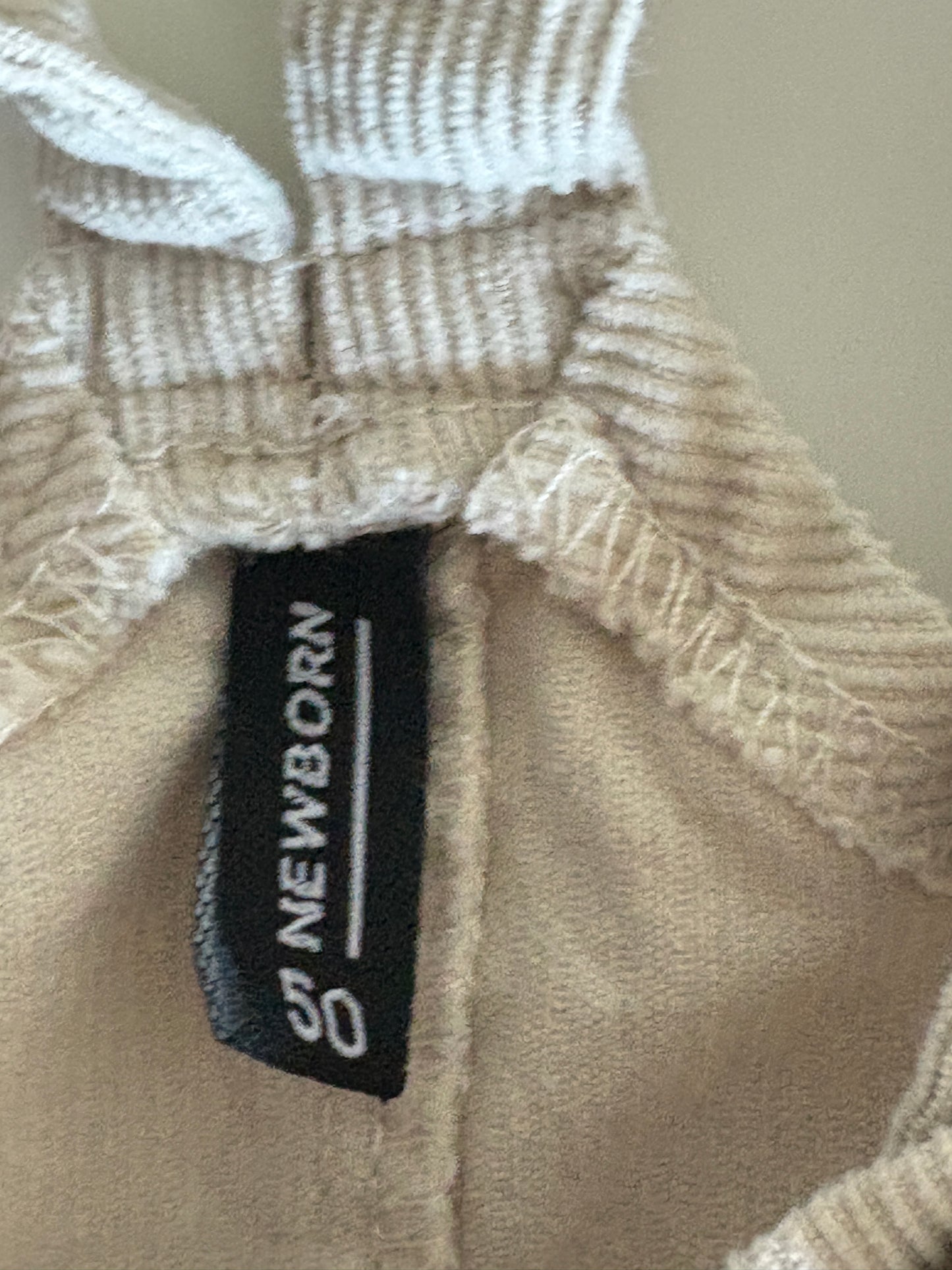 Beige setje: T-shirt met diertjes en salopette