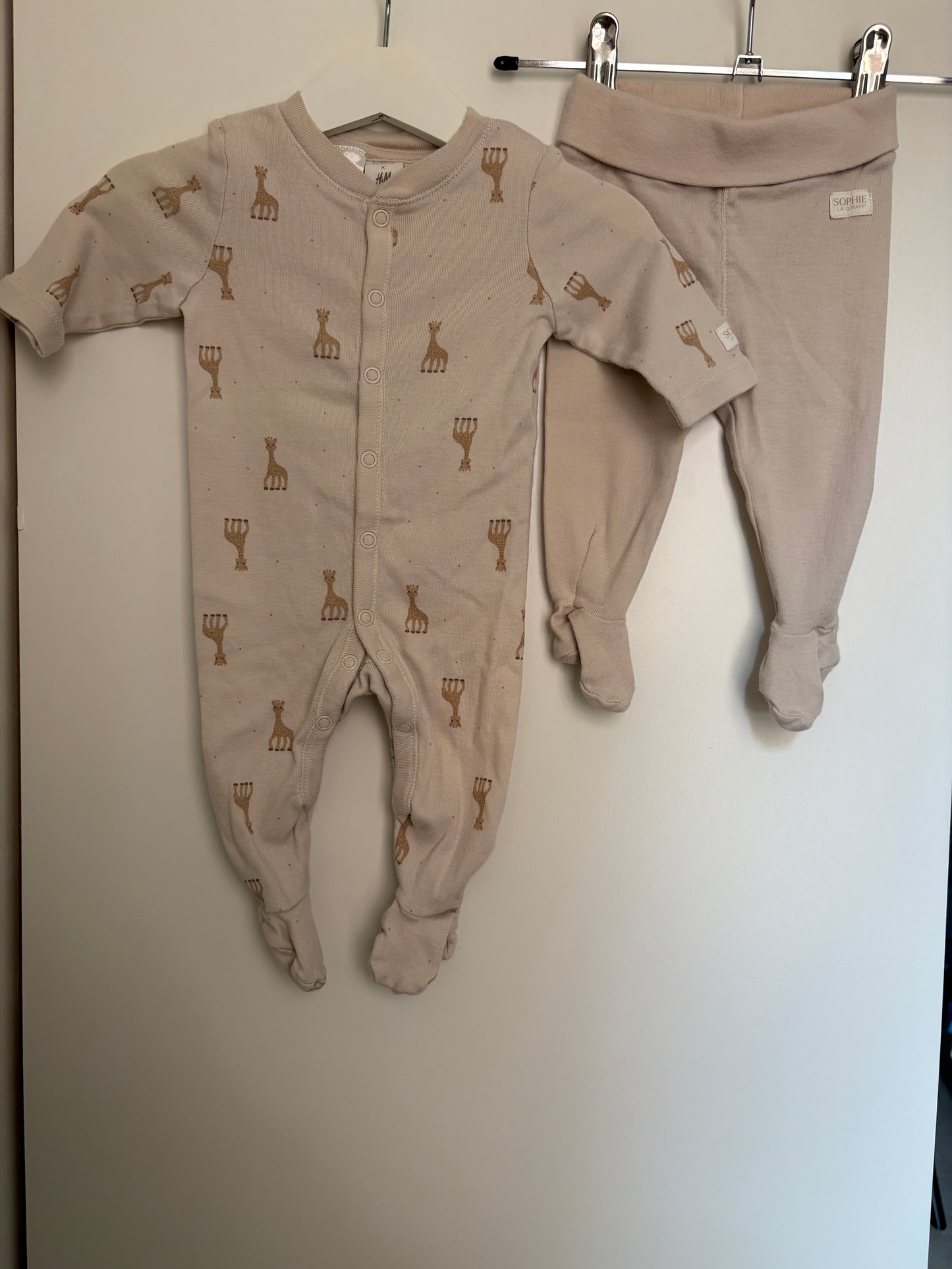 Setje Sophie De Giraf: eendelige pyjama, broekje met voetjes en 2 mutsjes