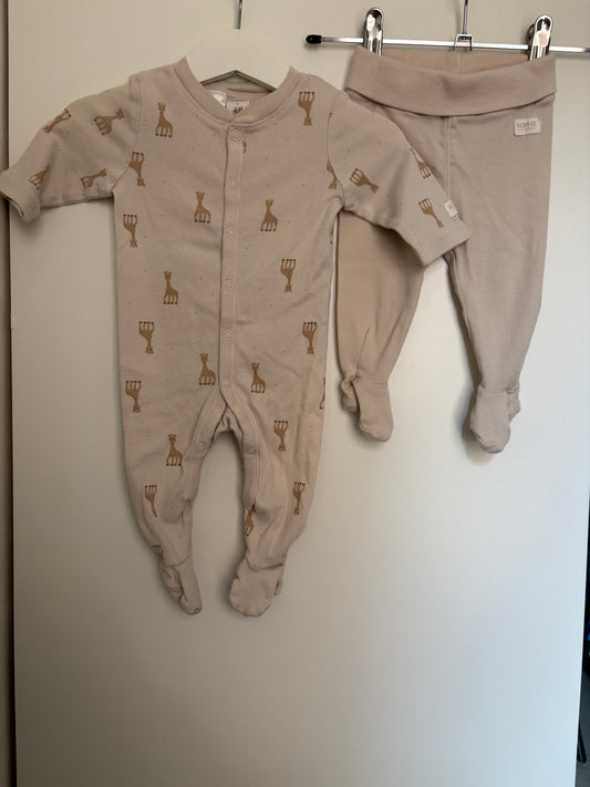 Setje Sophie De Giraf: eendelige pyjama, broekje met voetjes en 2 mutsjes