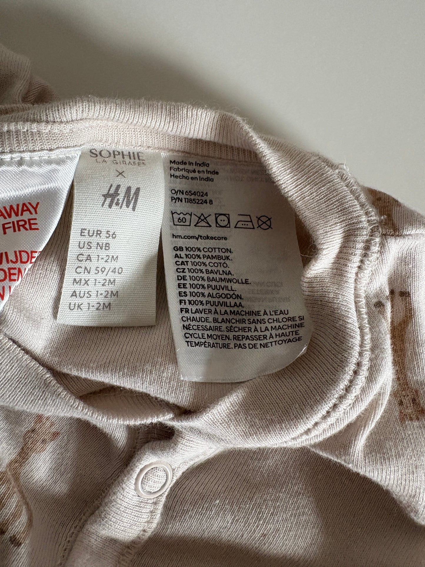 Setje Sophie De Giraf: eendelige pyjama, broekje met voetjes en 2 mutsjes