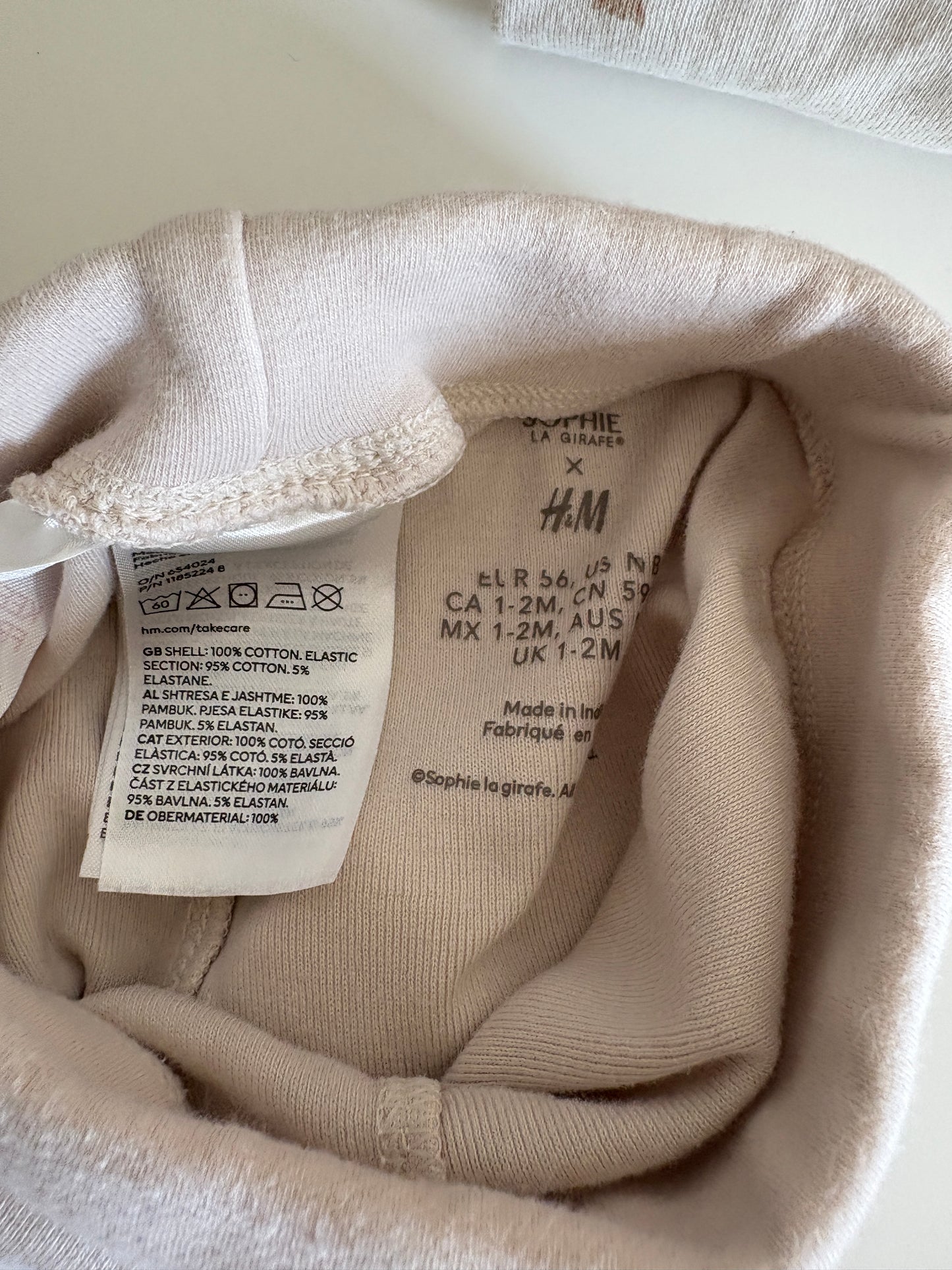 Setje Sophie De Giraf: eendelige pyjama, broekje met voetjes en 2 mutsjes