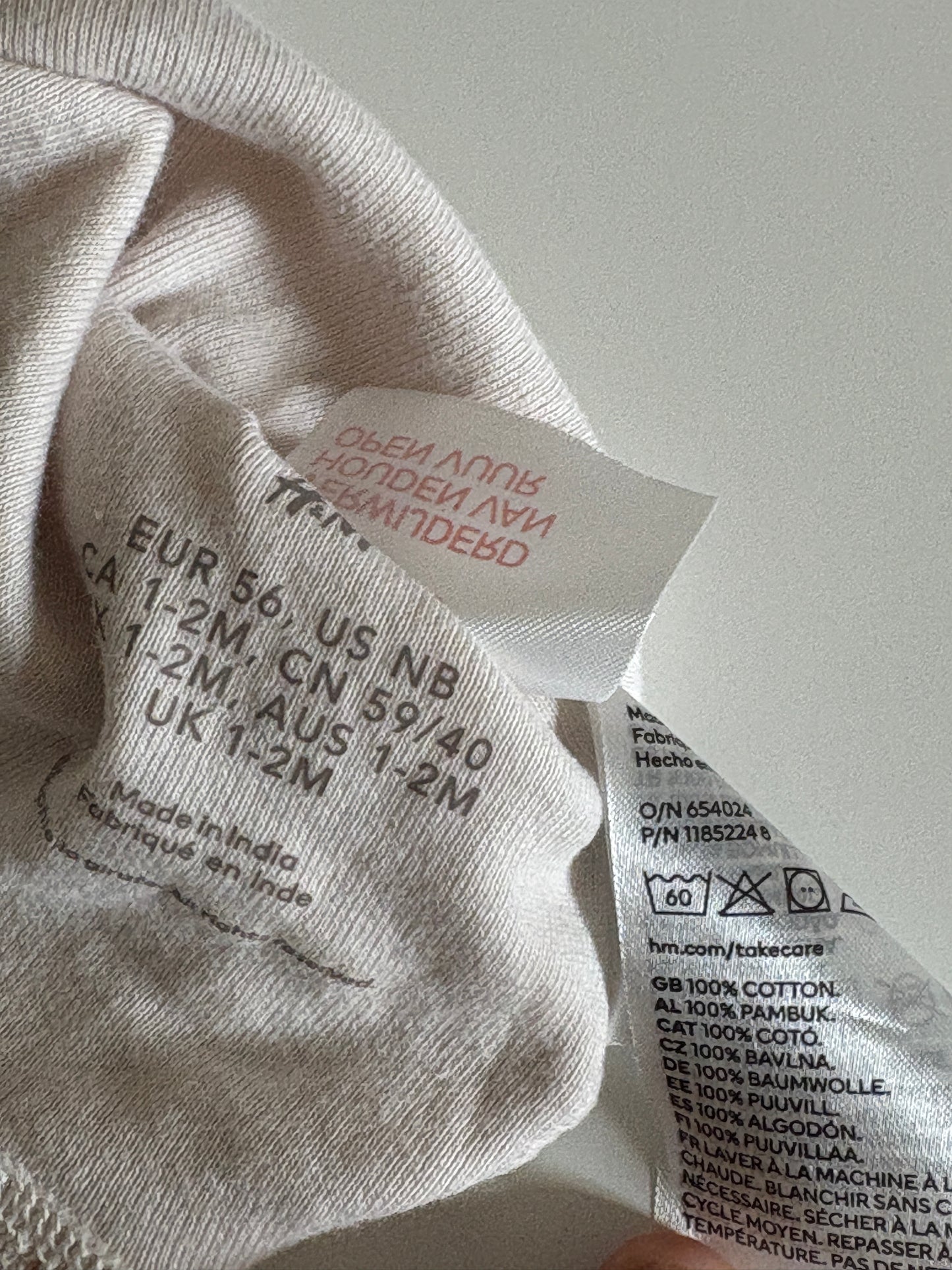 Setje Sophie De Giraf: eendelige pyjama, broekje met voetjes en 2 mutsjes