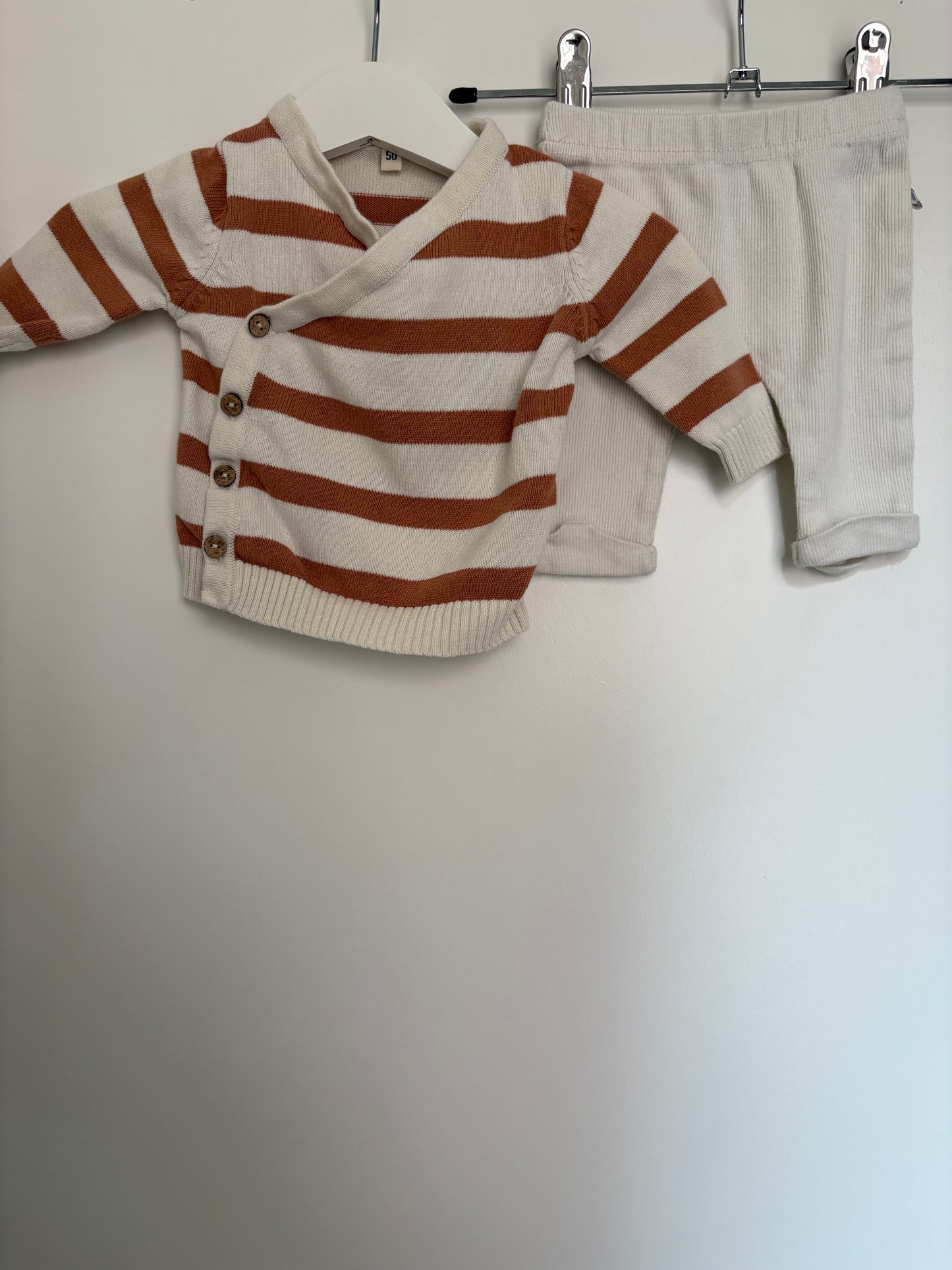 Setje: gestreept overslagtruitje en ribbroekje