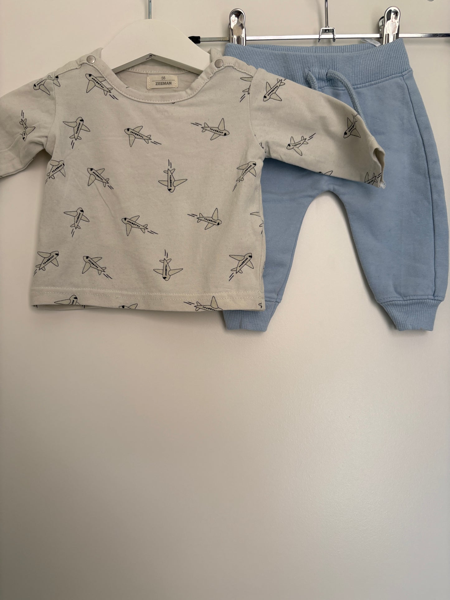 Setje met vliegtuigjes: longsleeve en broekje