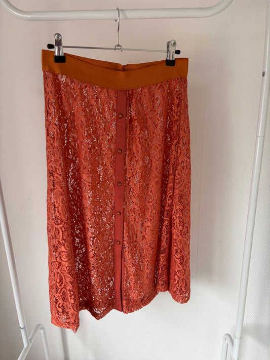 Koraalkleurige kanten rok