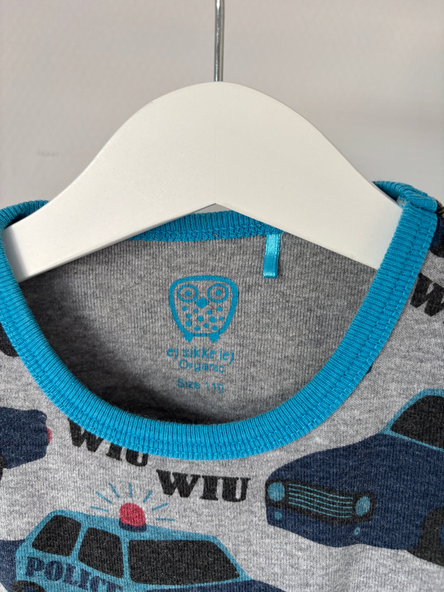 Grijze longsleeve met politie-auto's