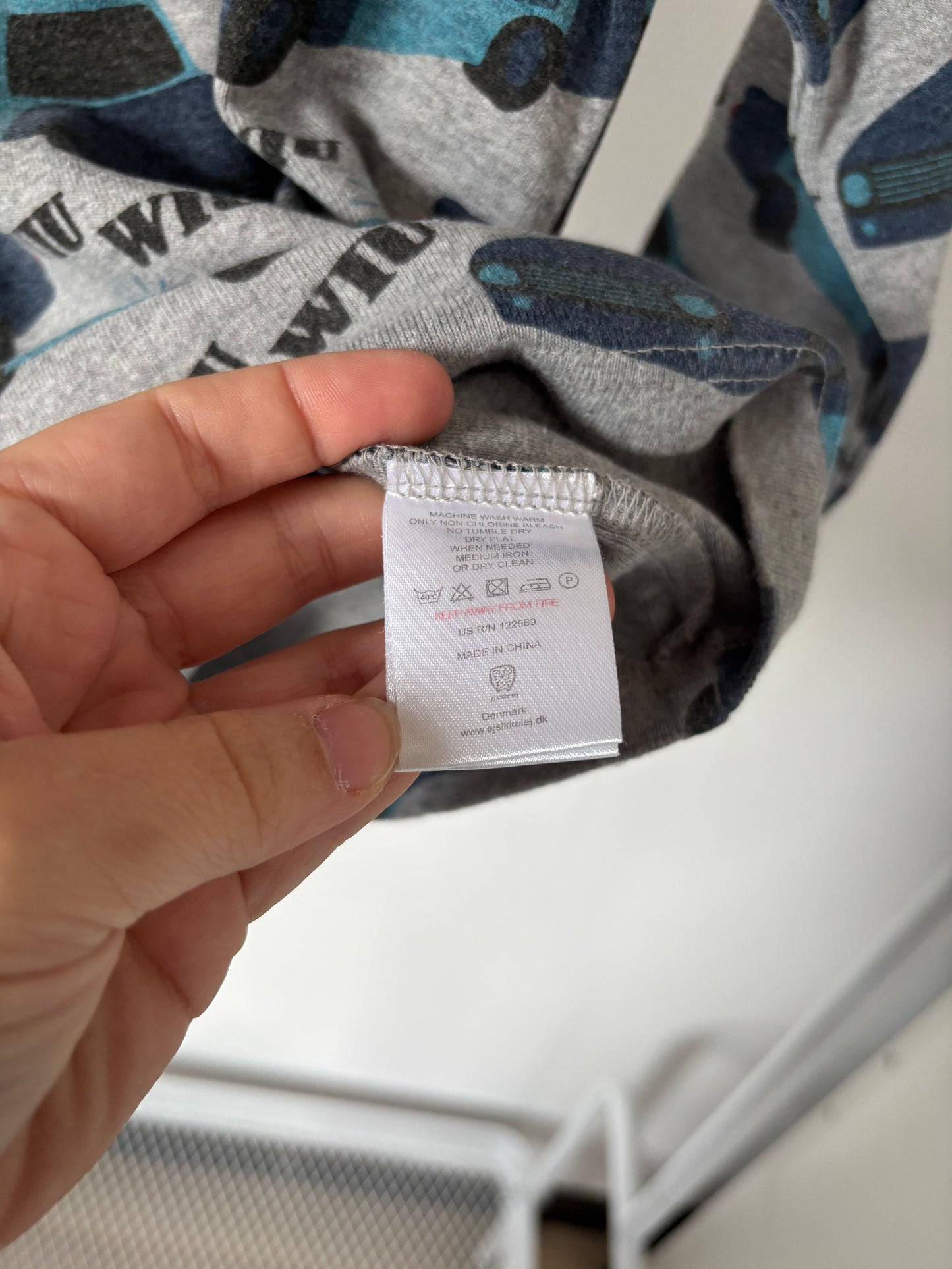 Grijze longsleeve met politie-auto's