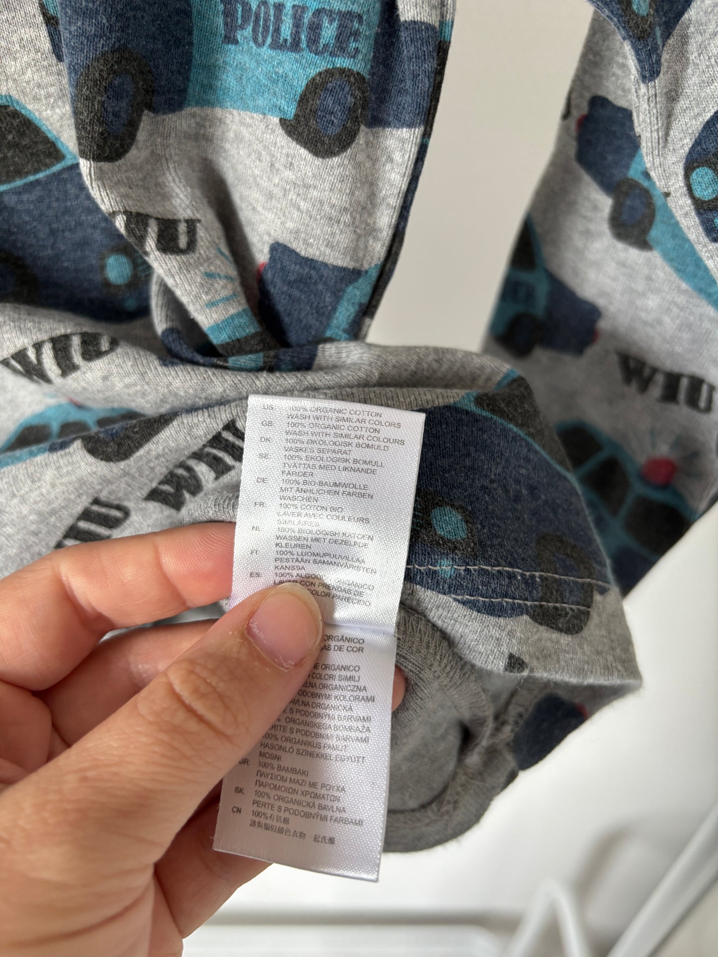 Grijze longsleeve met politie-auto's