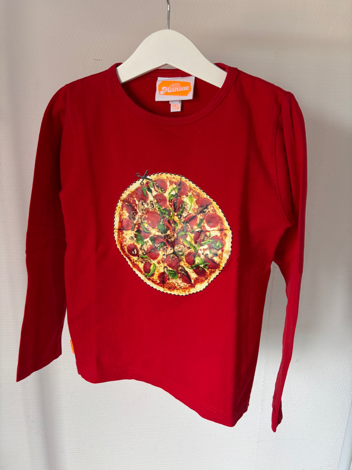 Rode longsleeve met pizza