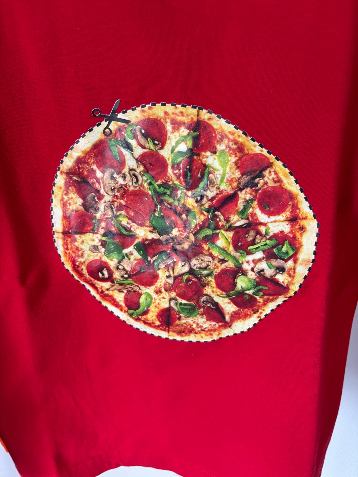 Rode longsleeve met pizza