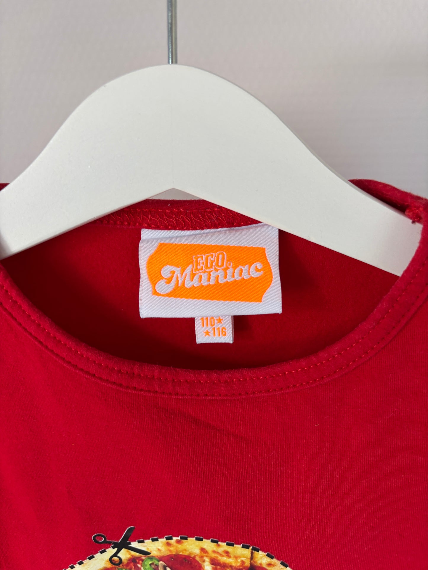 Rode longsleeve met pizza