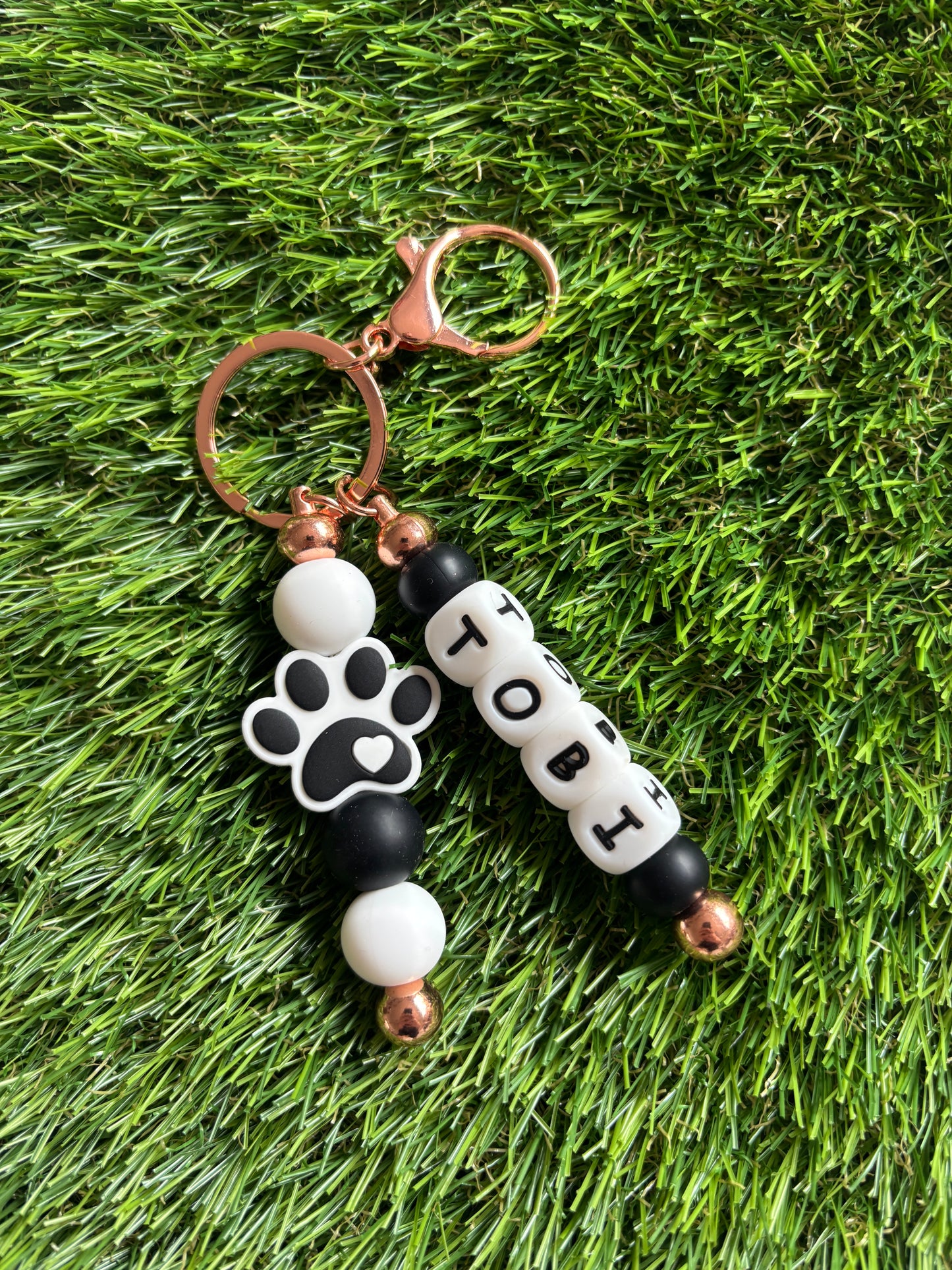 Sleutelhanger met naam, musketonhaak en figuurtje