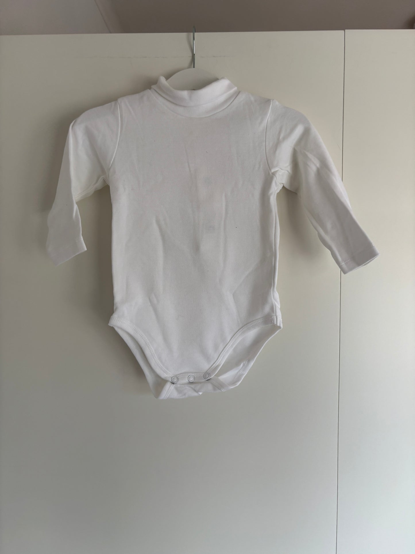 Witte romper met lange mouwen en rolkraag