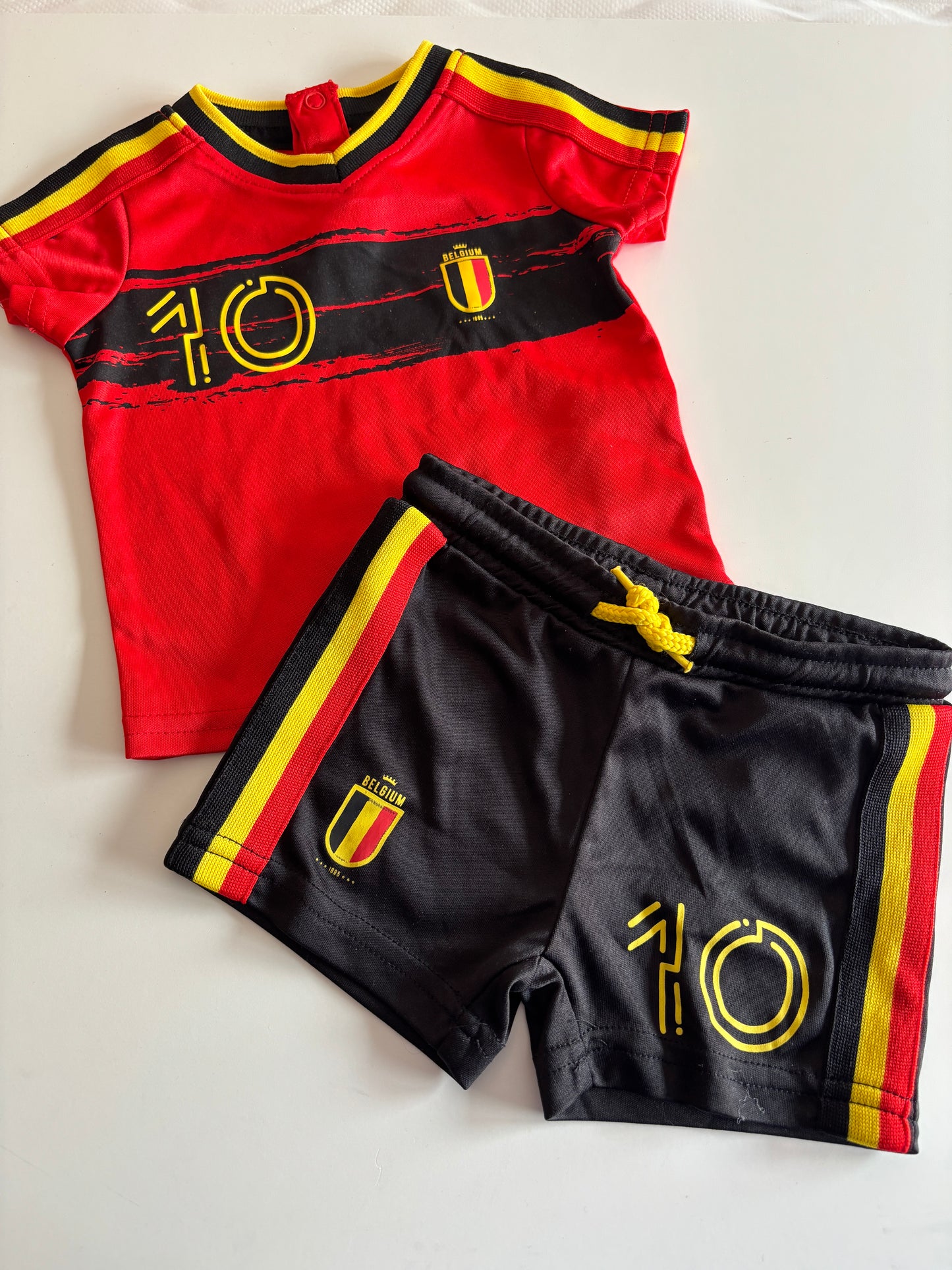 Voetbalsetje: T-shirt en broekje