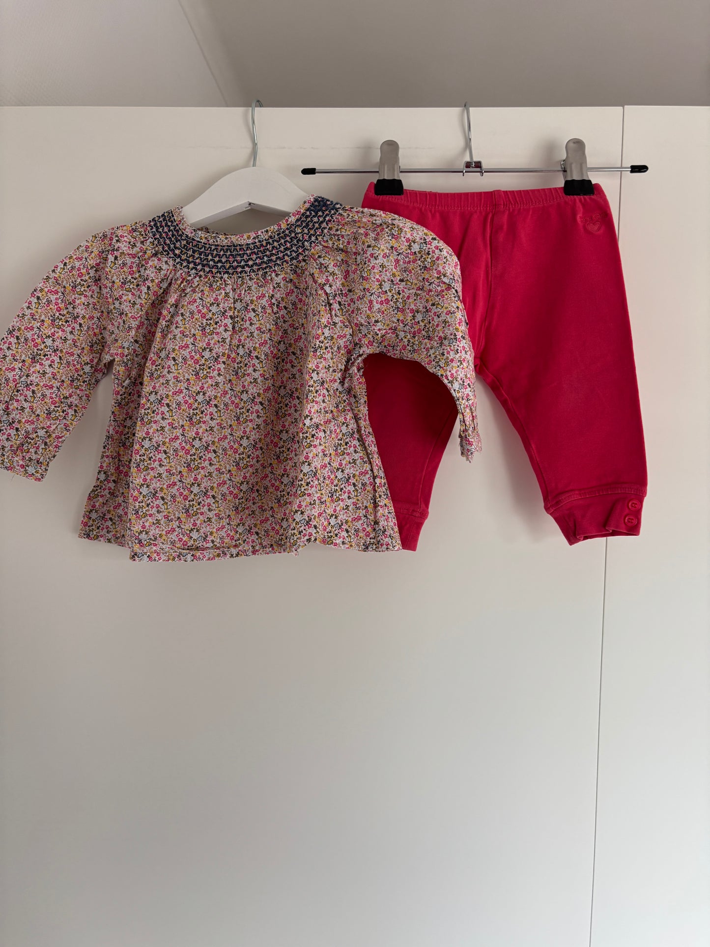 Setje: bloemenblouse en roze legging