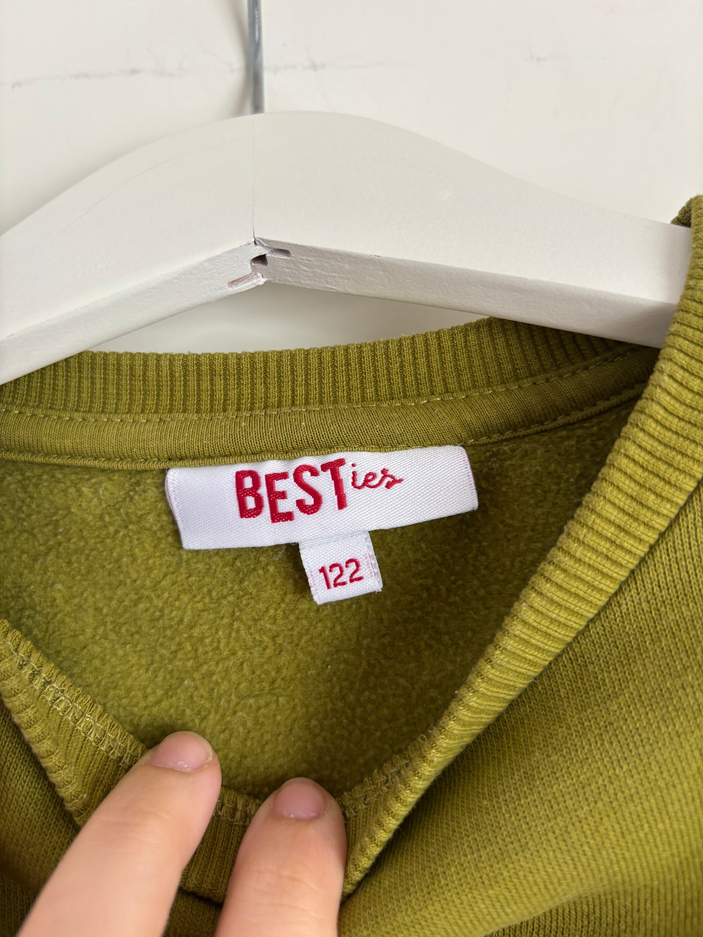 Mosterdgroene sweater met bloem