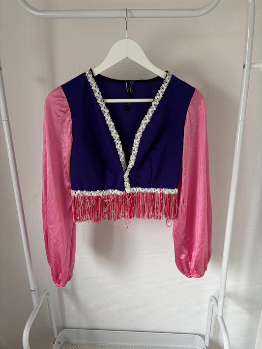 Blauwe blazer met roze mouwen