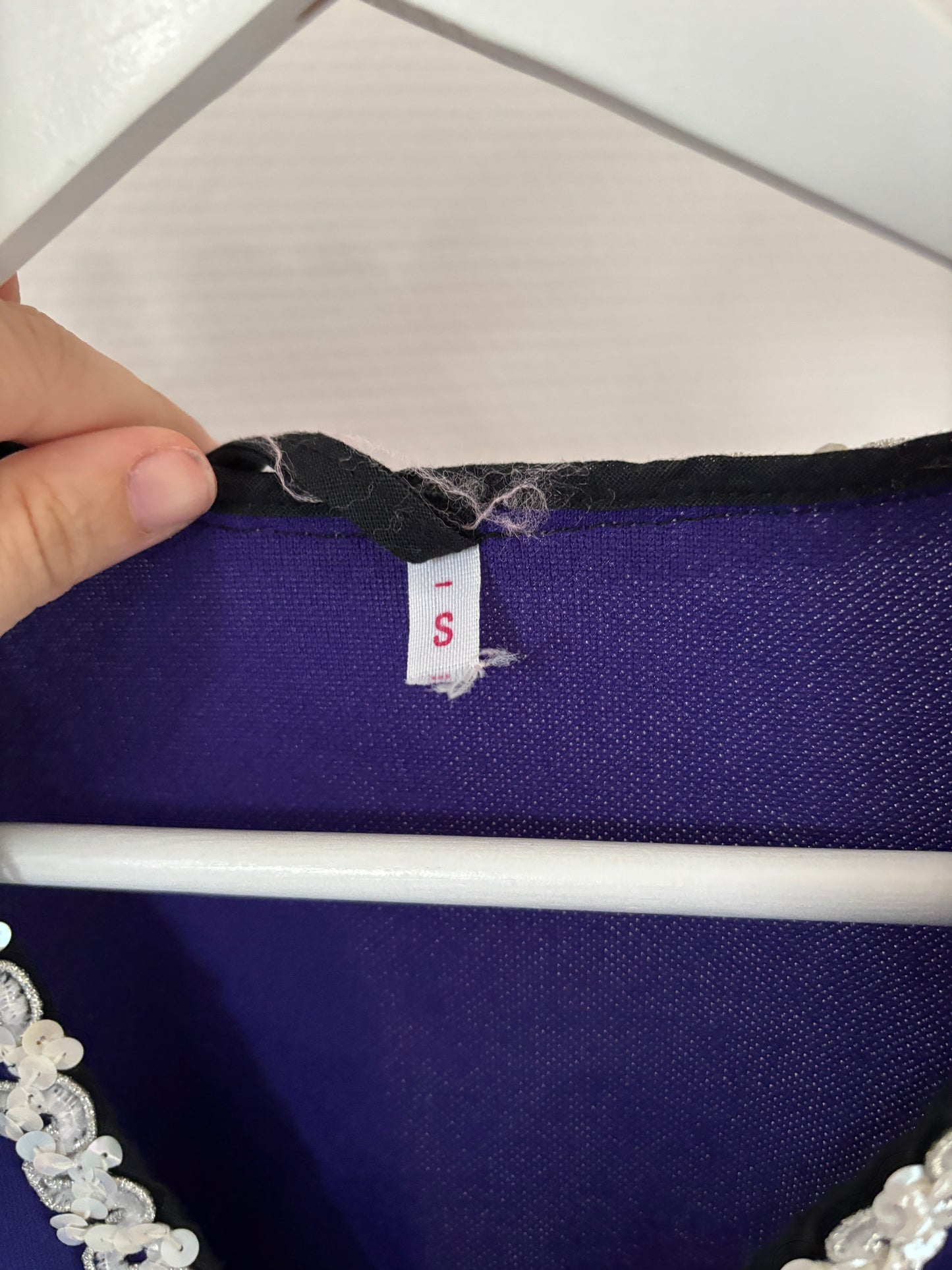 Blauwe blazer met roze mouwen