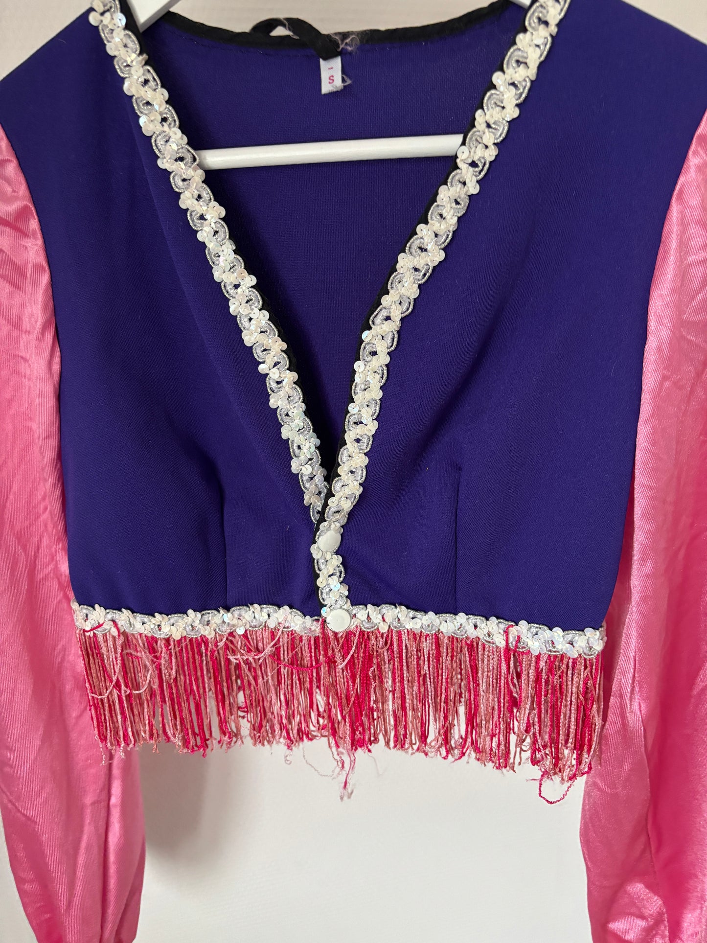 Blauwe blazer met roze mouwen