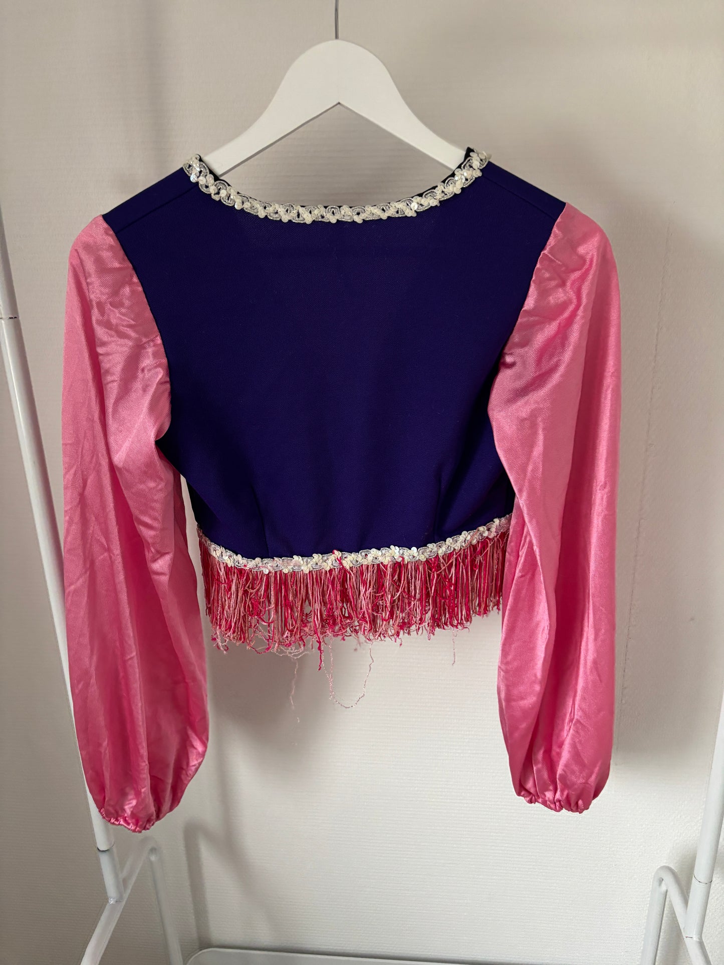 Blauwe blazer met roze mouwen