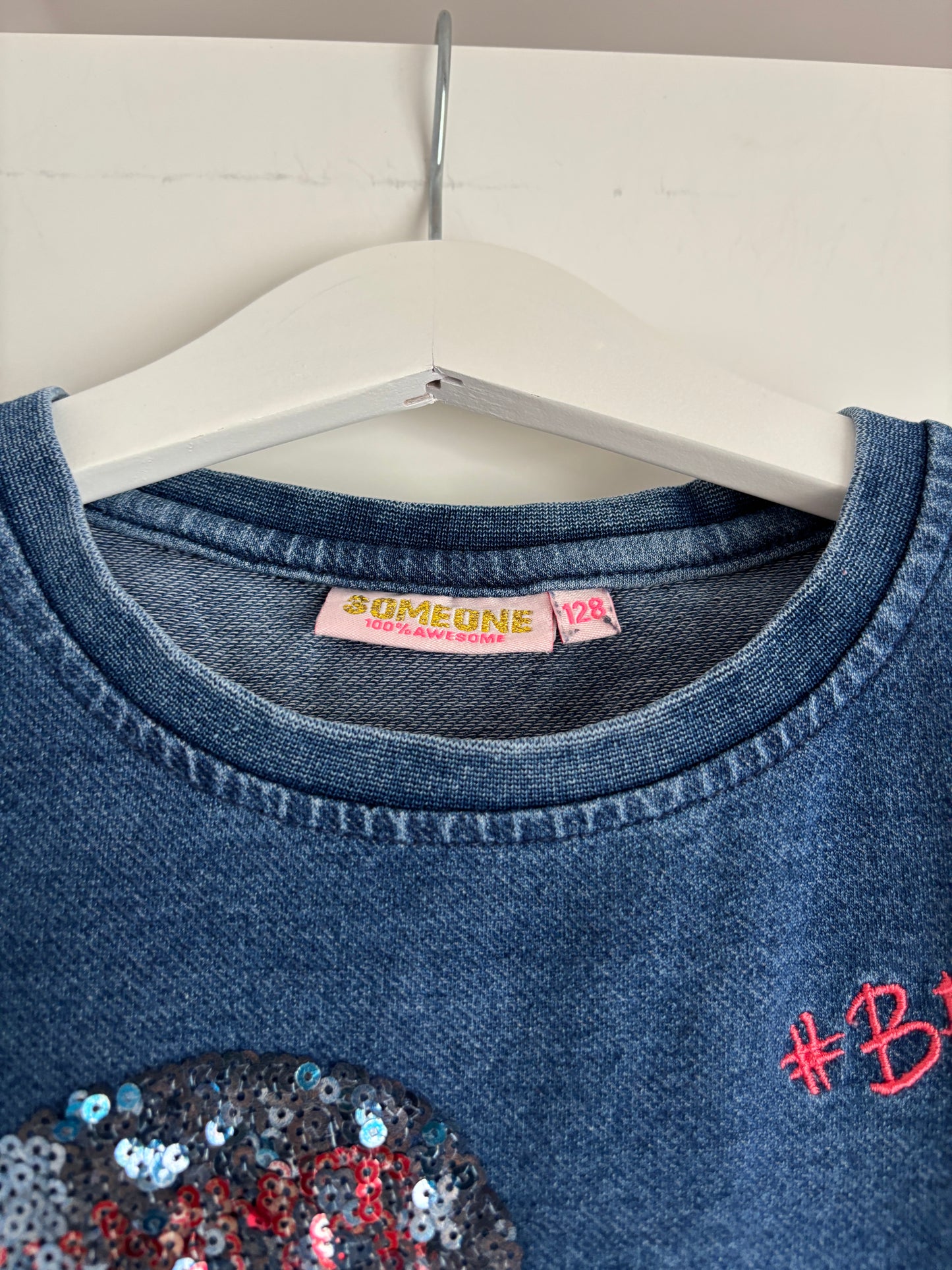 Blauwe sweater met jeanslook