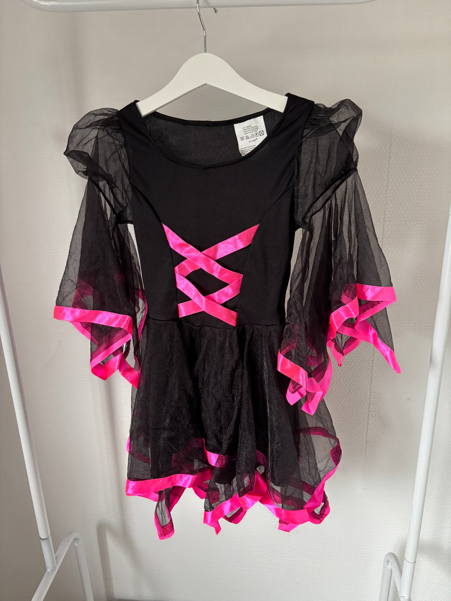 Zwart jurkje met roze accentjes