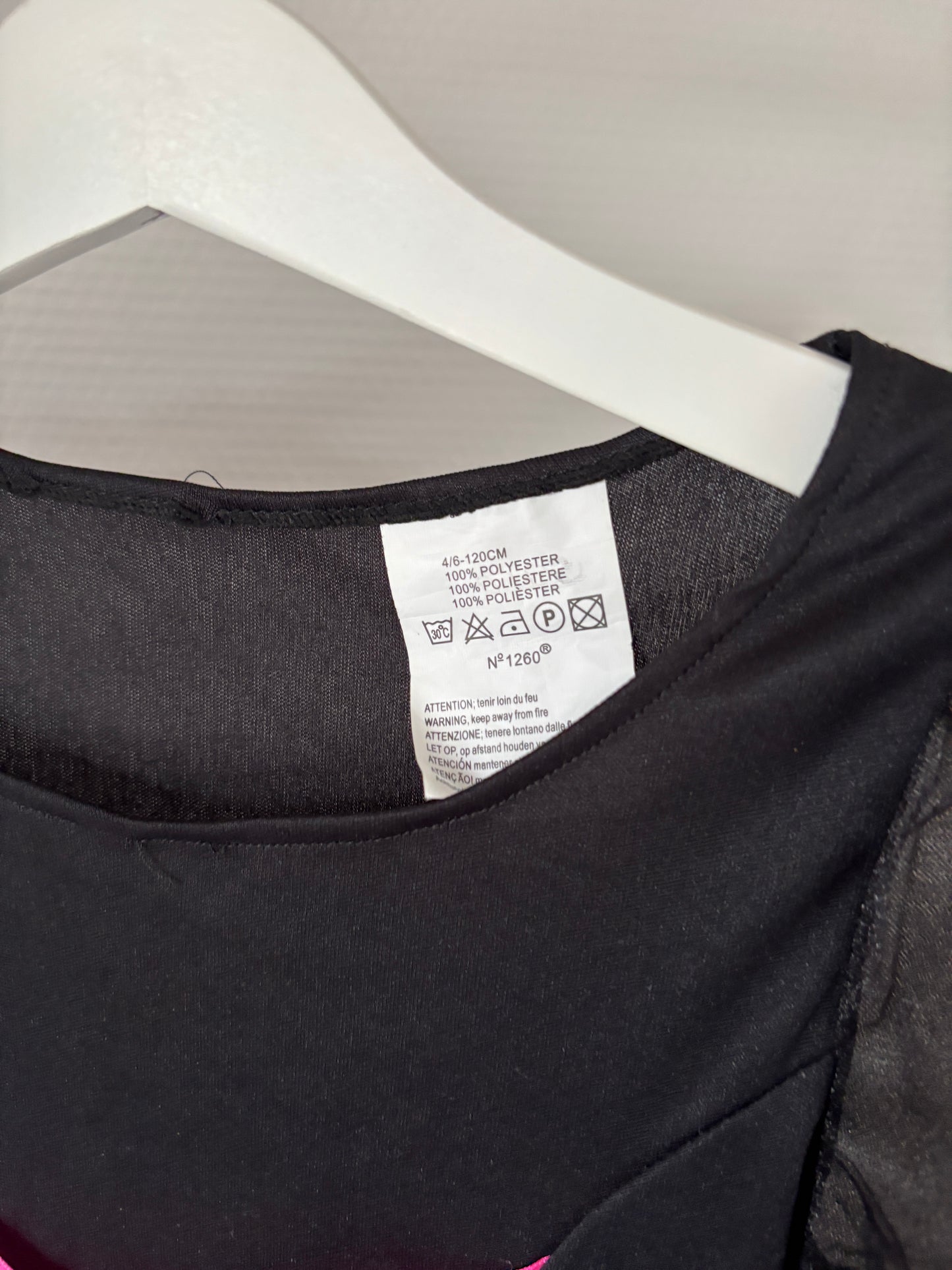 Zwart jurkje met roze accentjes