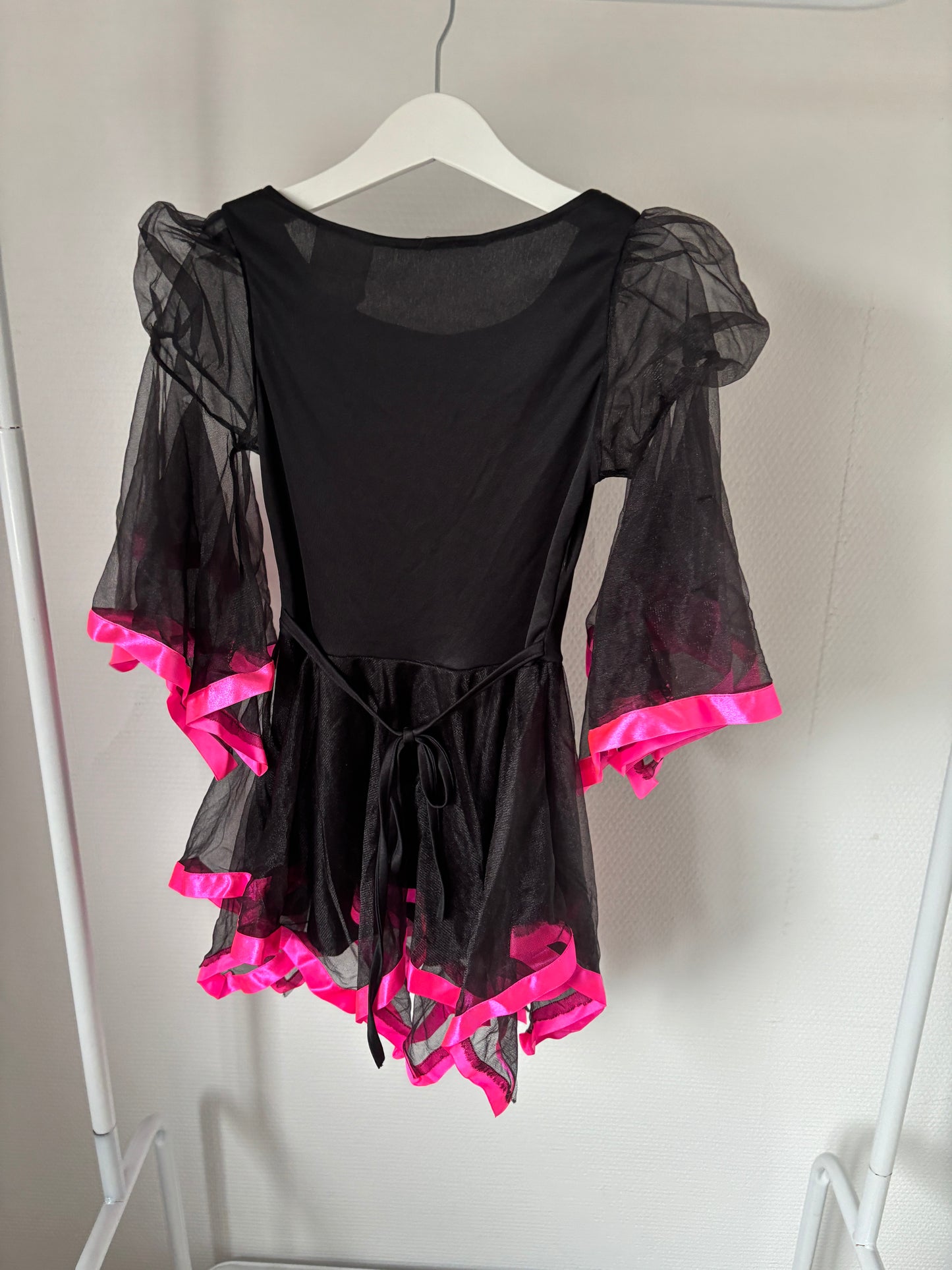 Zwart jurkje met roze accentjes