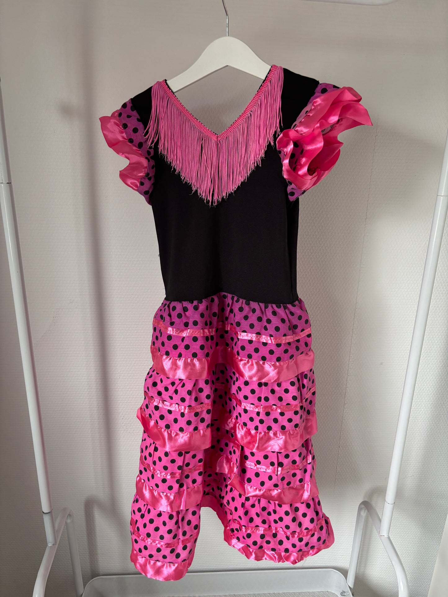 Zwarte jurk met roze rok