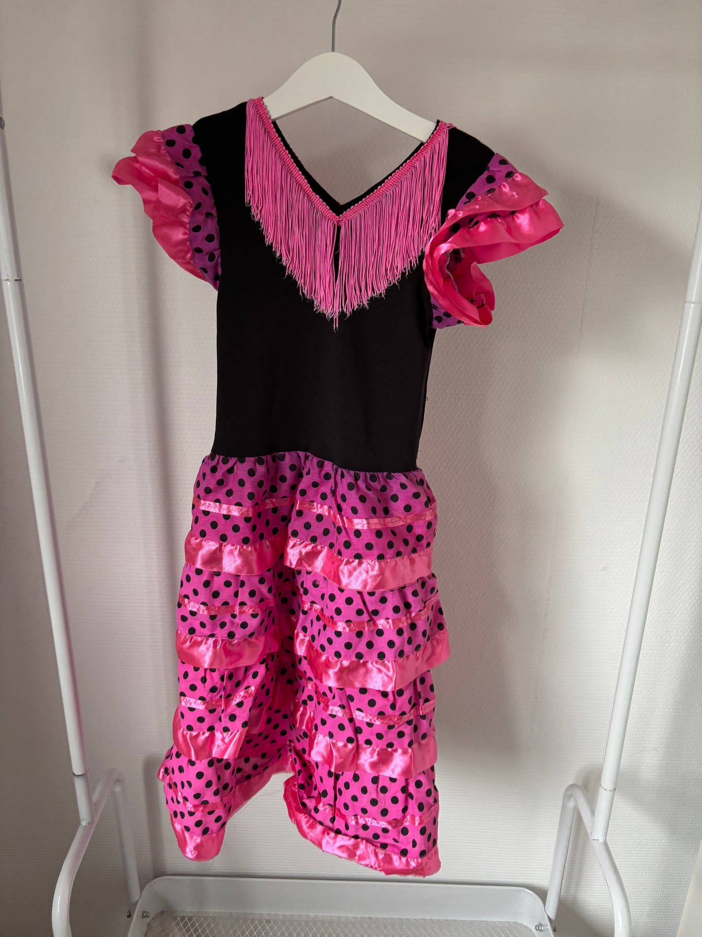 Zwarte jurk met roze rok