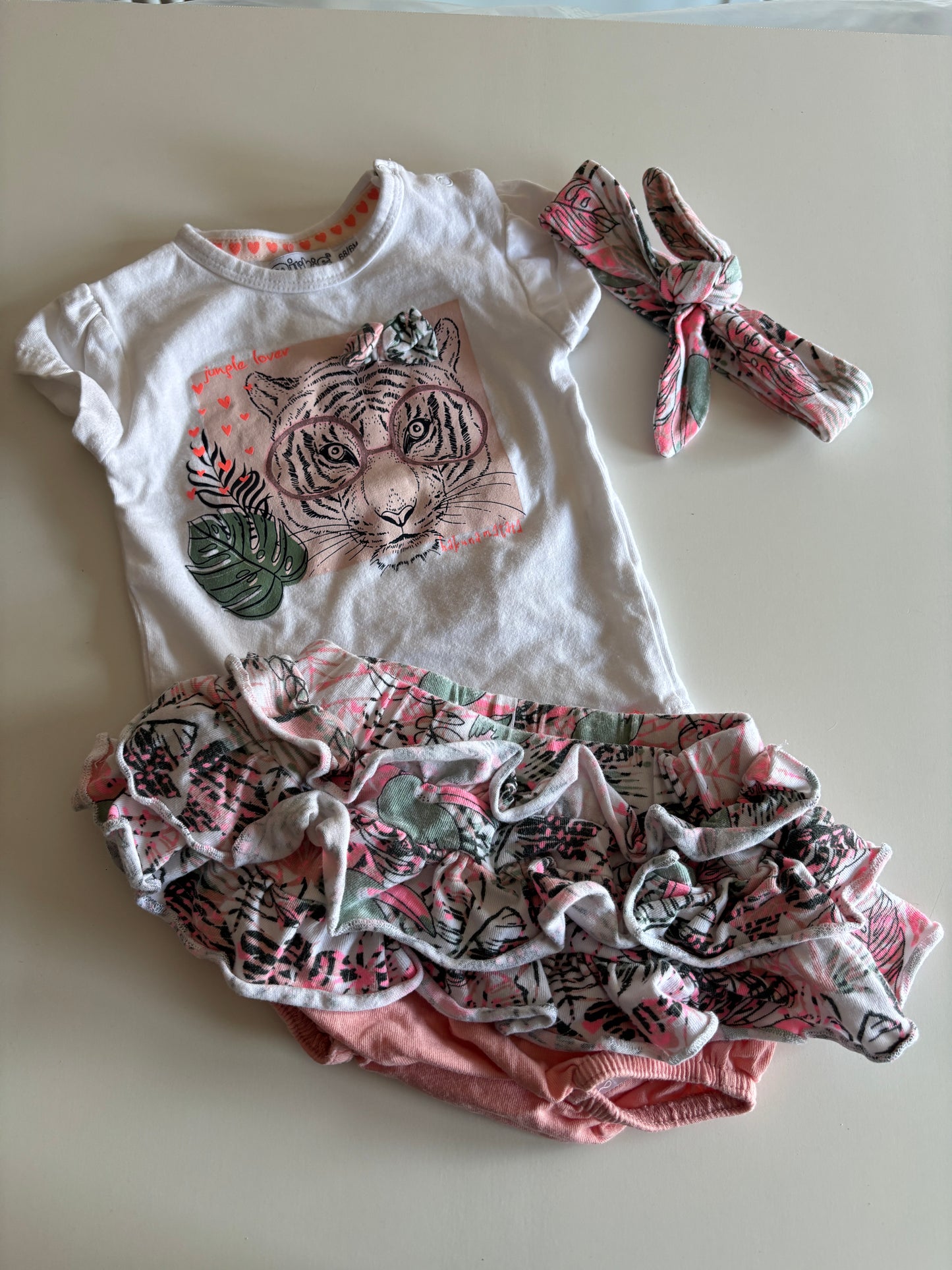 Setje: T-shirt, broekrokje en haarbandje