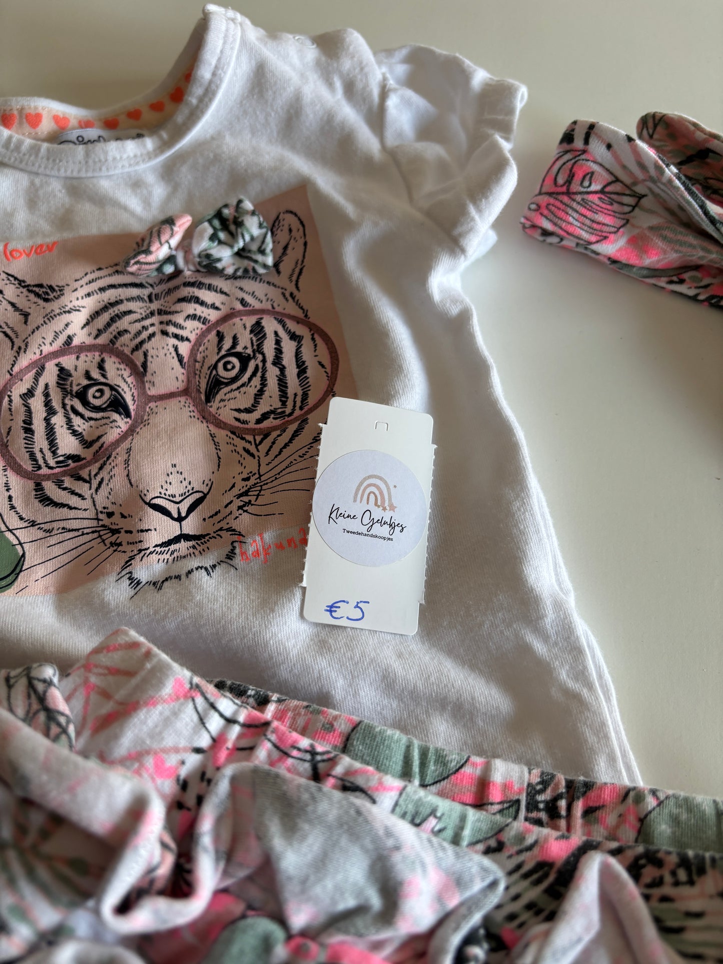 Setje: T-shirt, broekrokje en haarbandje