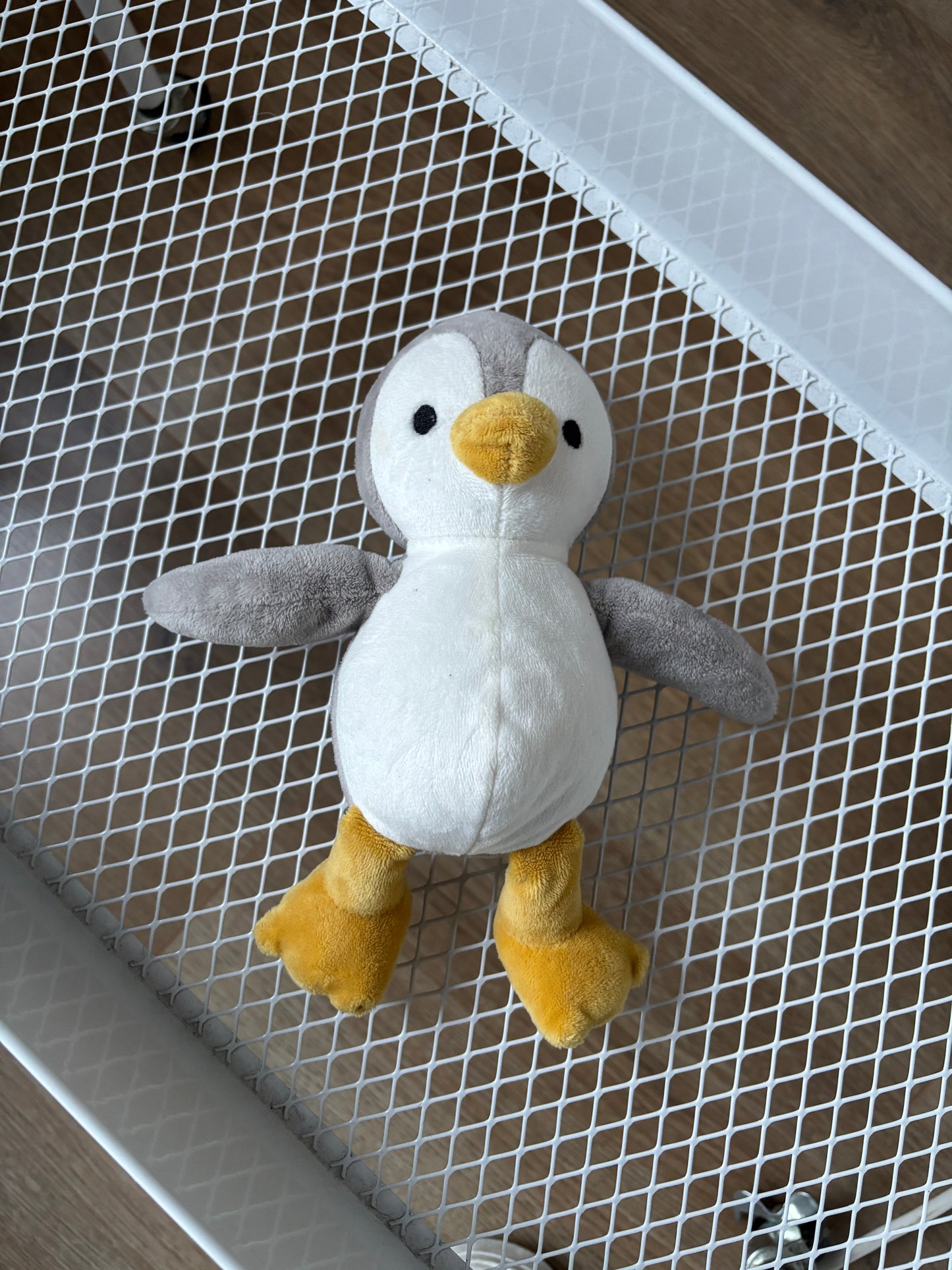 Grijze pinguin met belletje