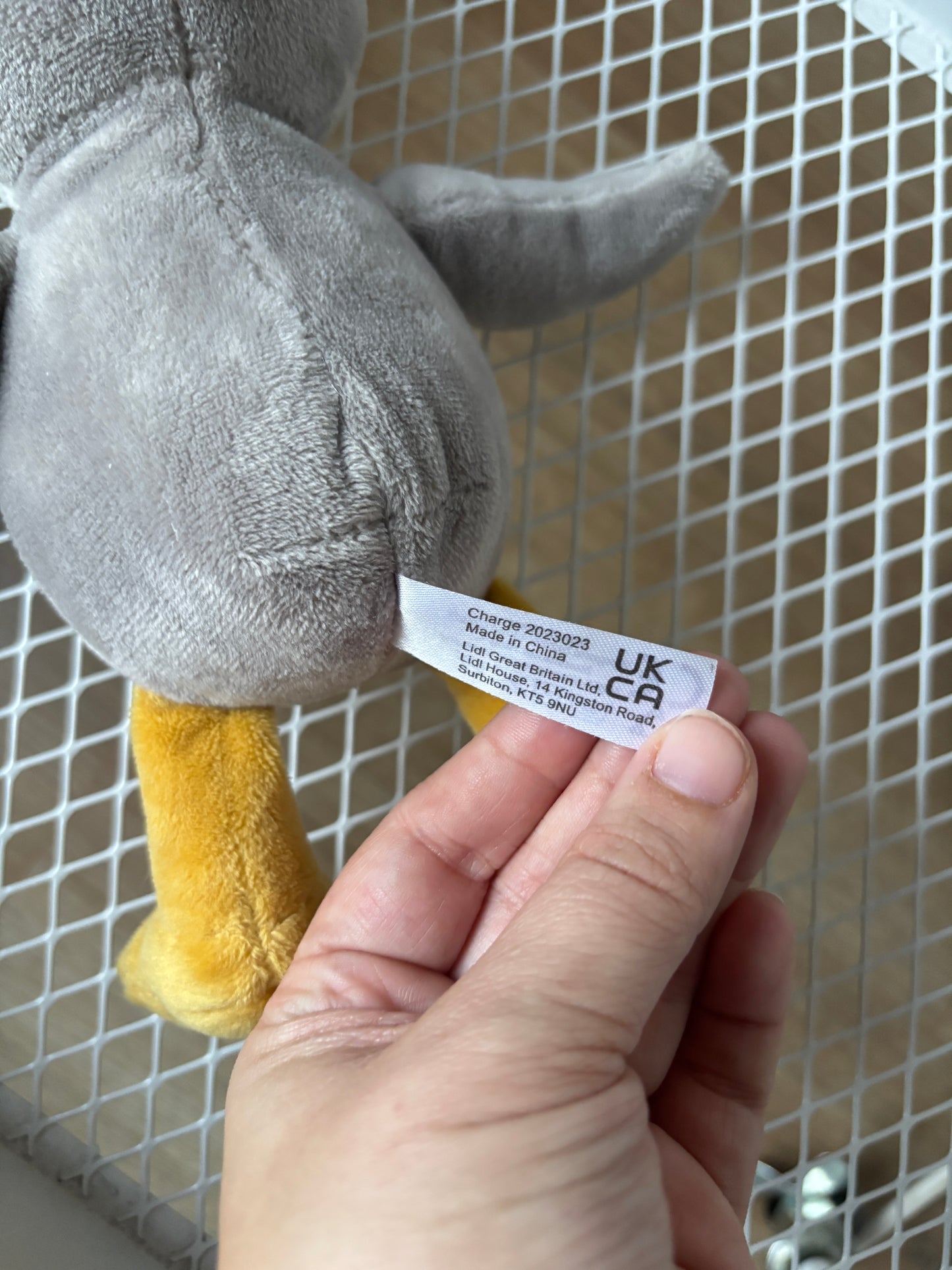 Grijze pinguin met belletje