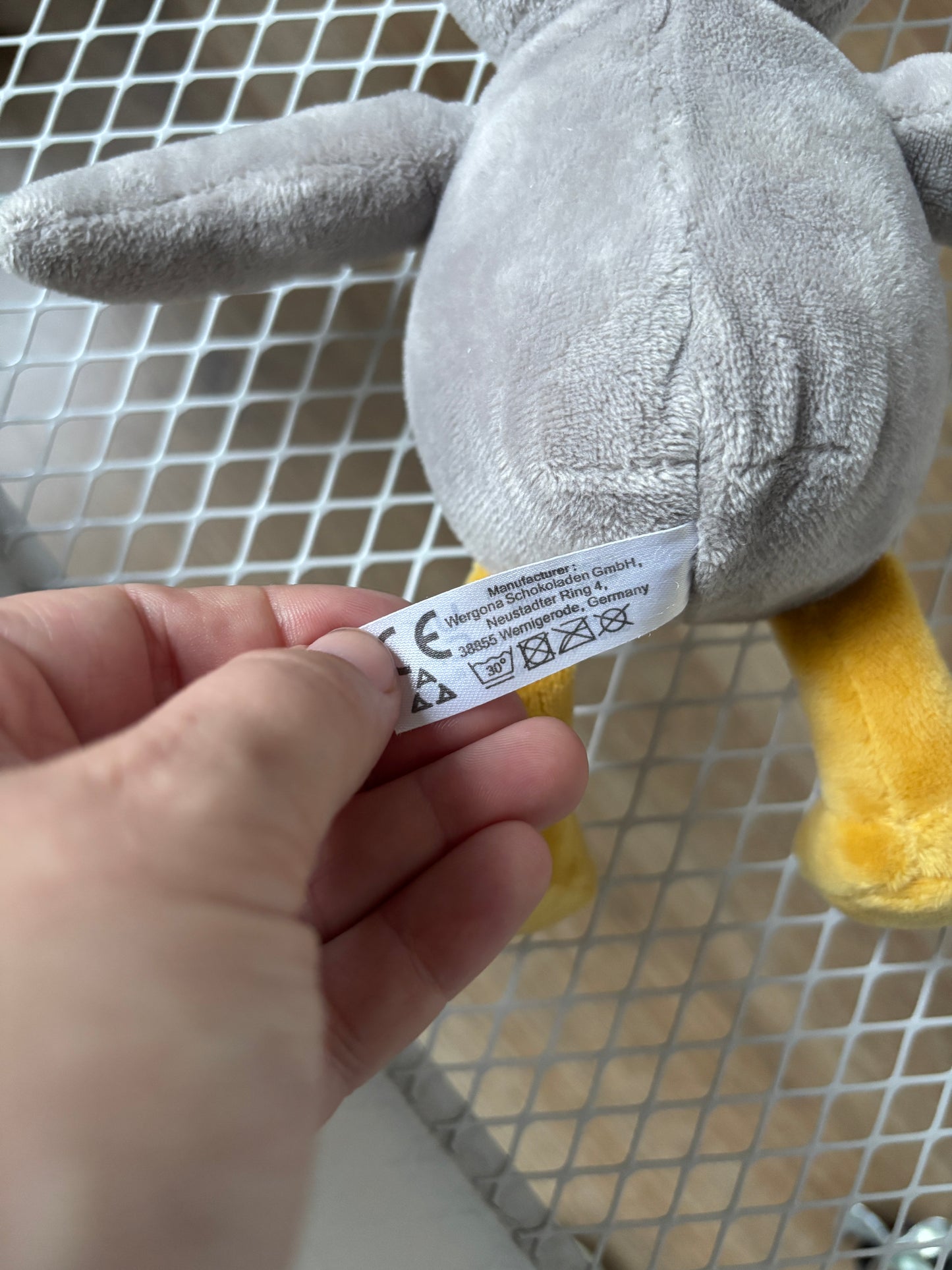 Grijze pinguin met belletje