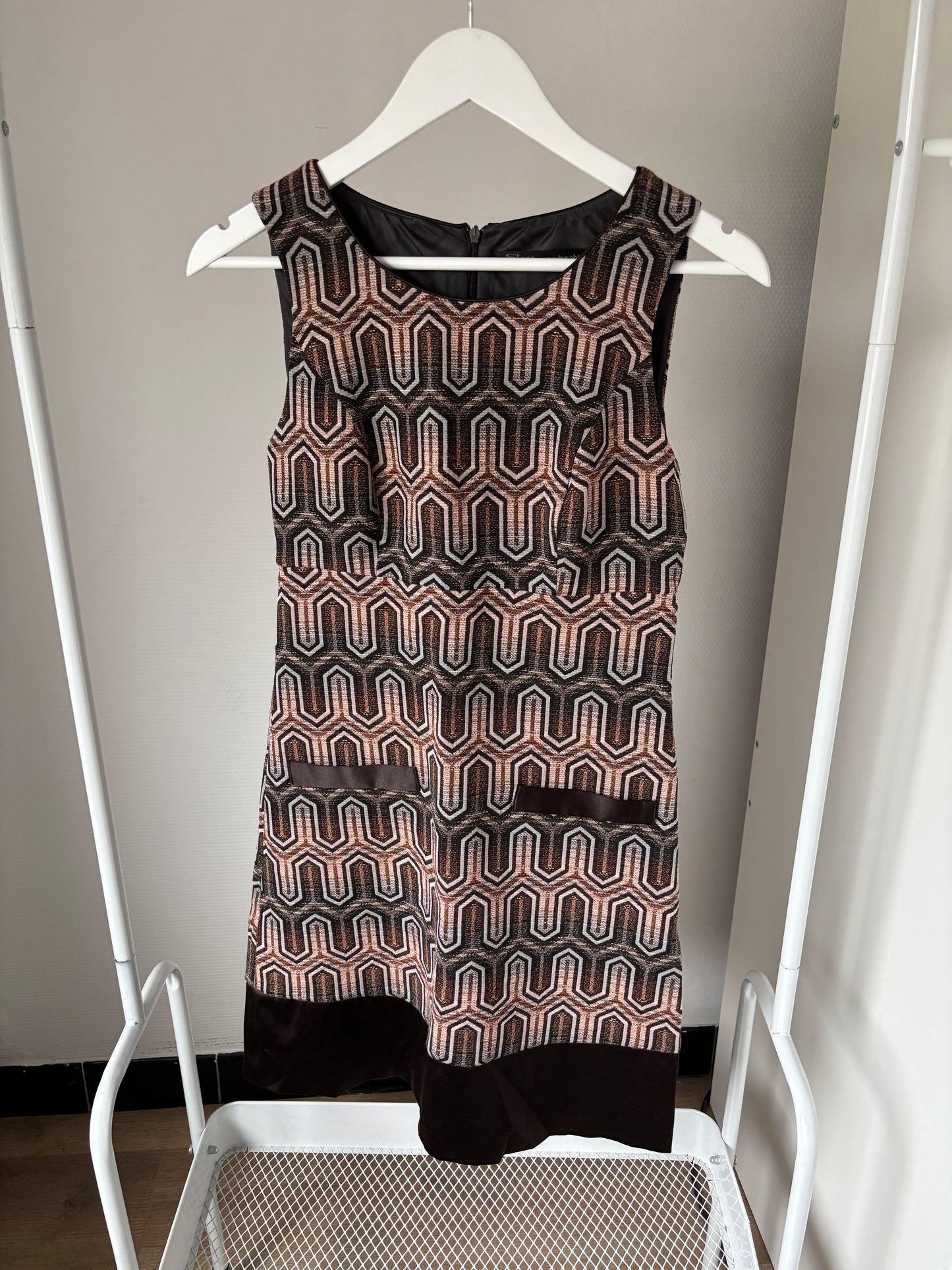 Bruinbeige jurk zonde mouwen