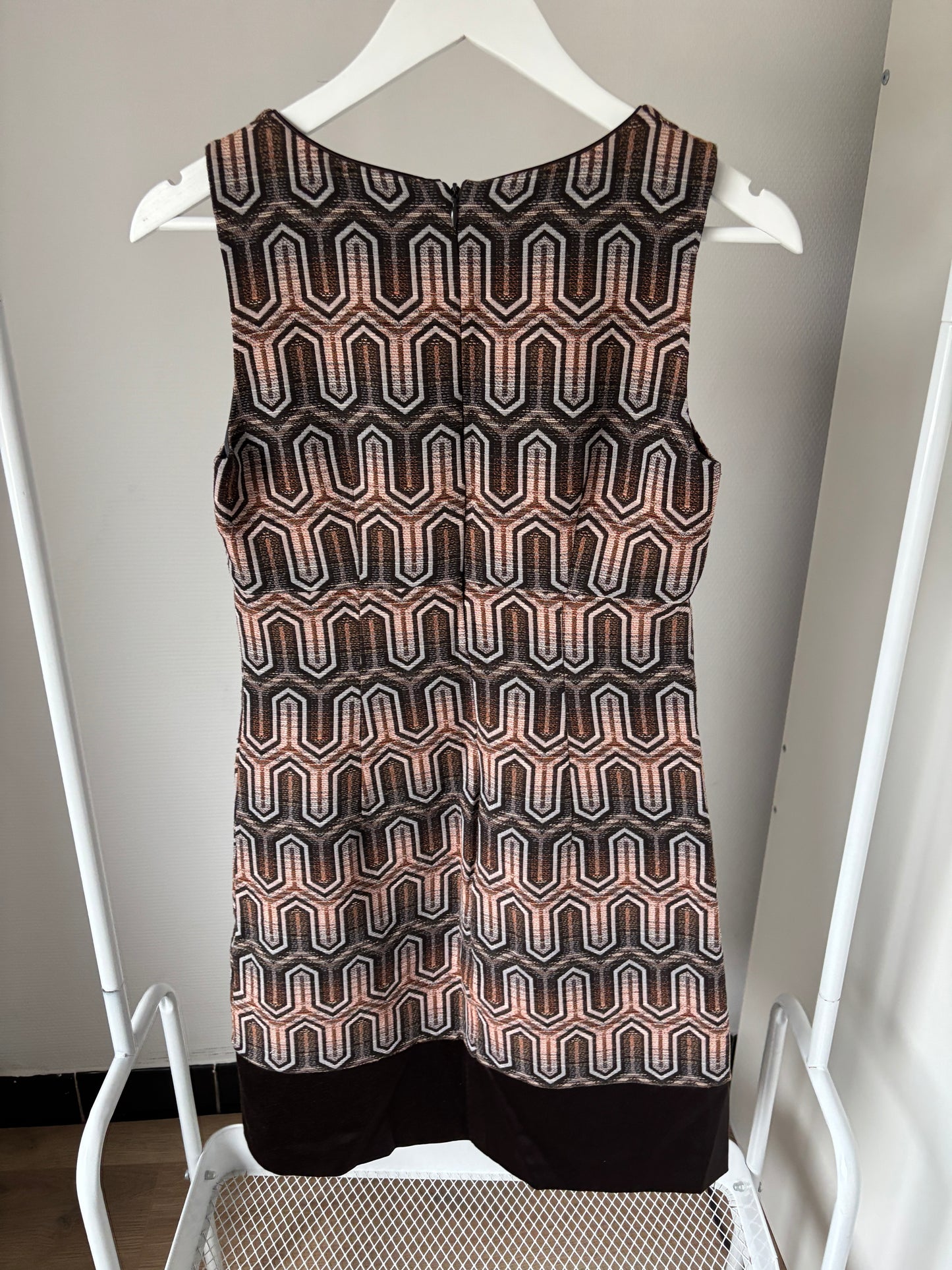 Bruinbeige jurk zonde mouwen