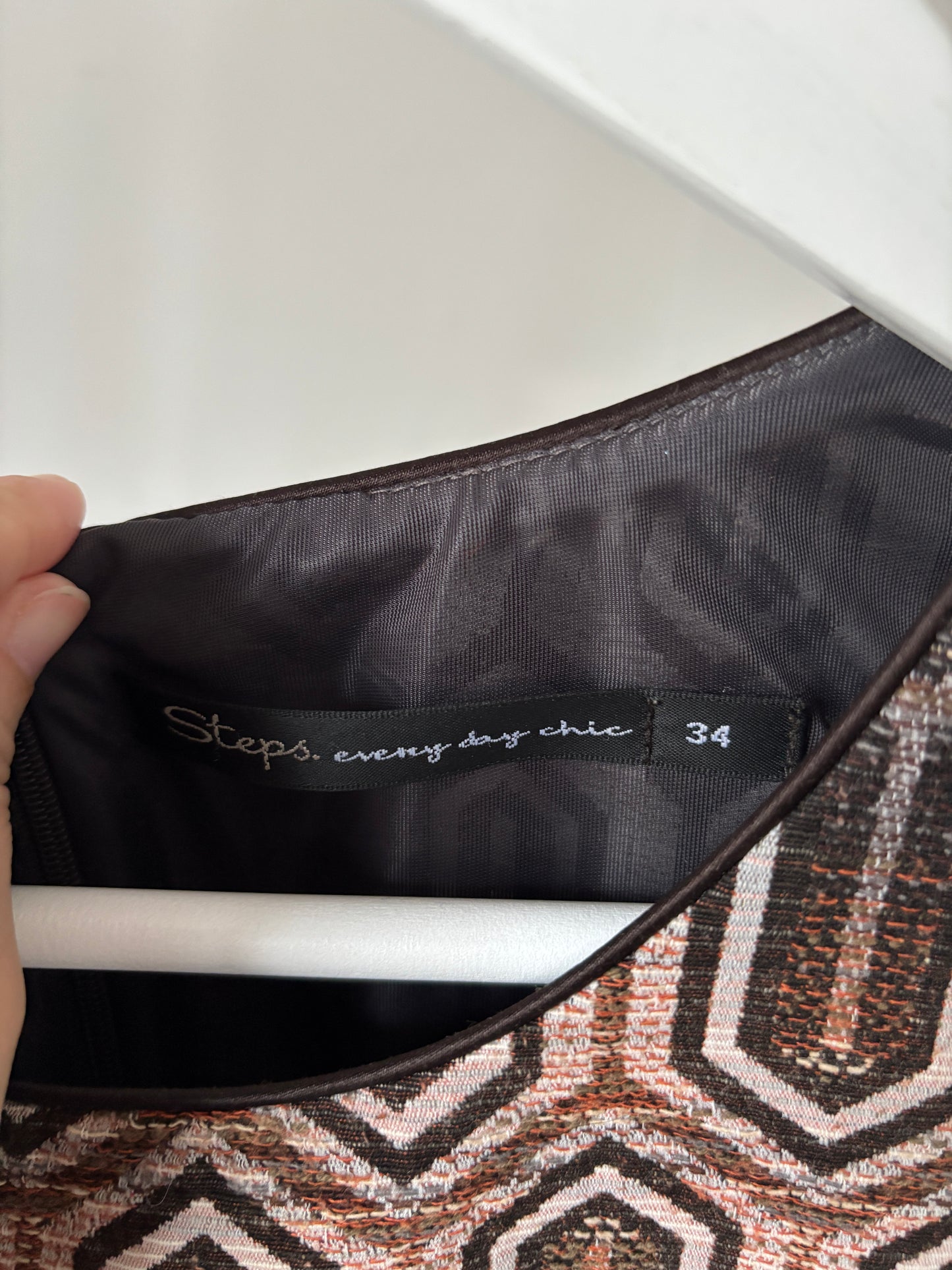 Bruinbeige jurk zonde mouwen