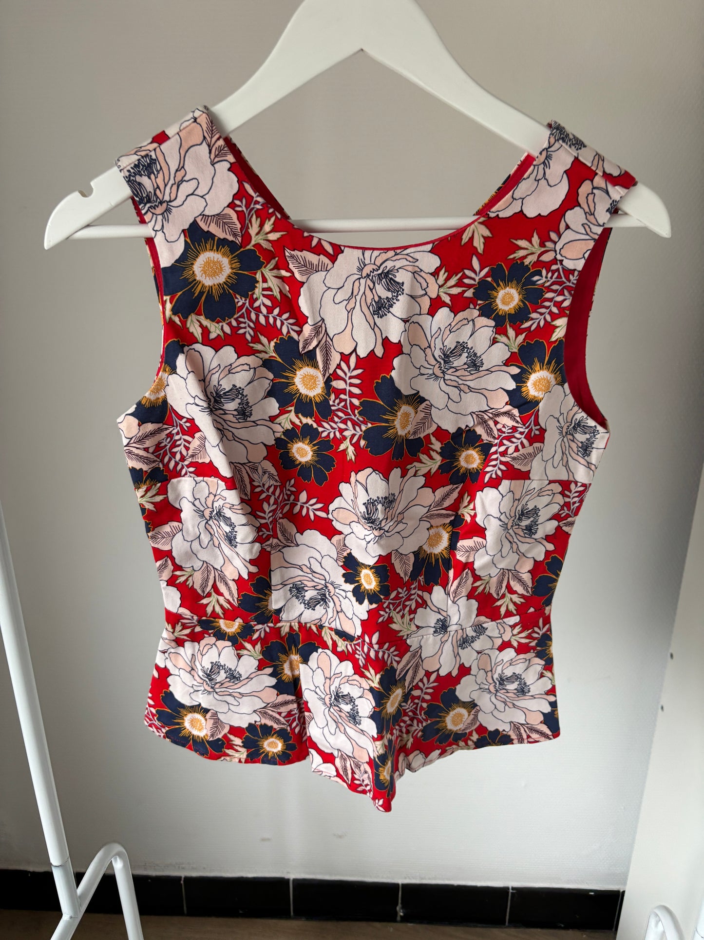Rode blouse met bloemen