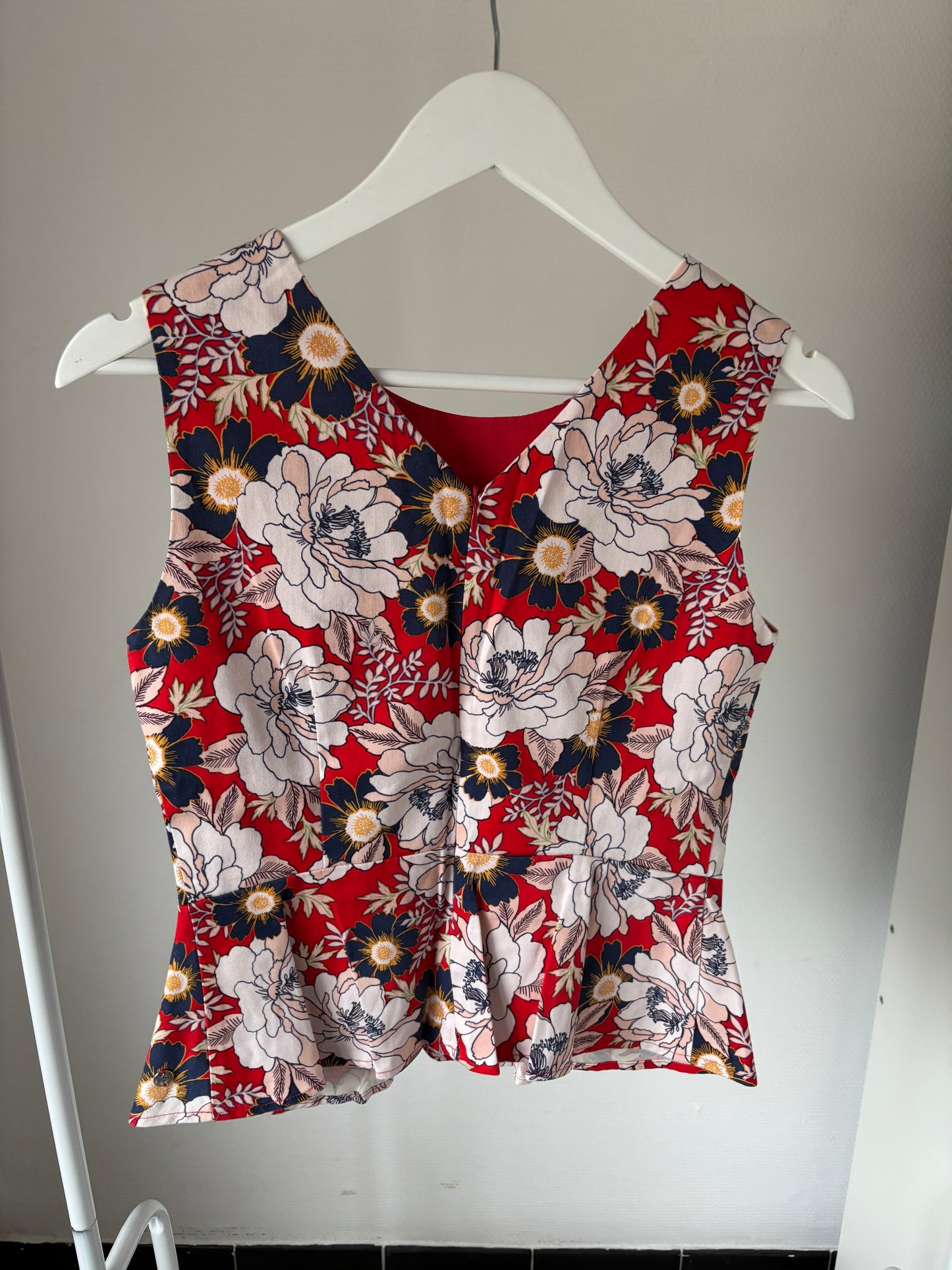 Rode blouse met bloemen