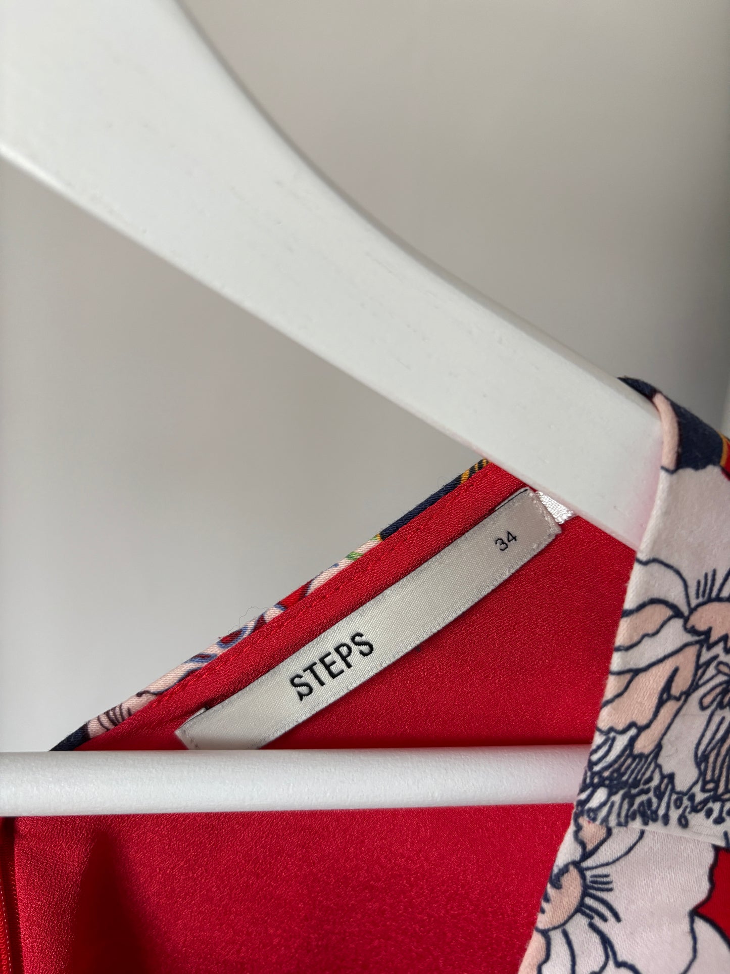 Rode blouse met bloemen