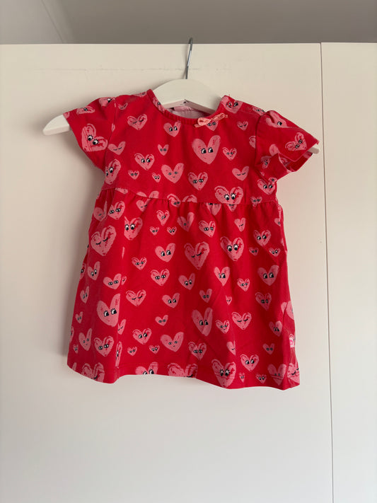 Rood jurkje met hartjes