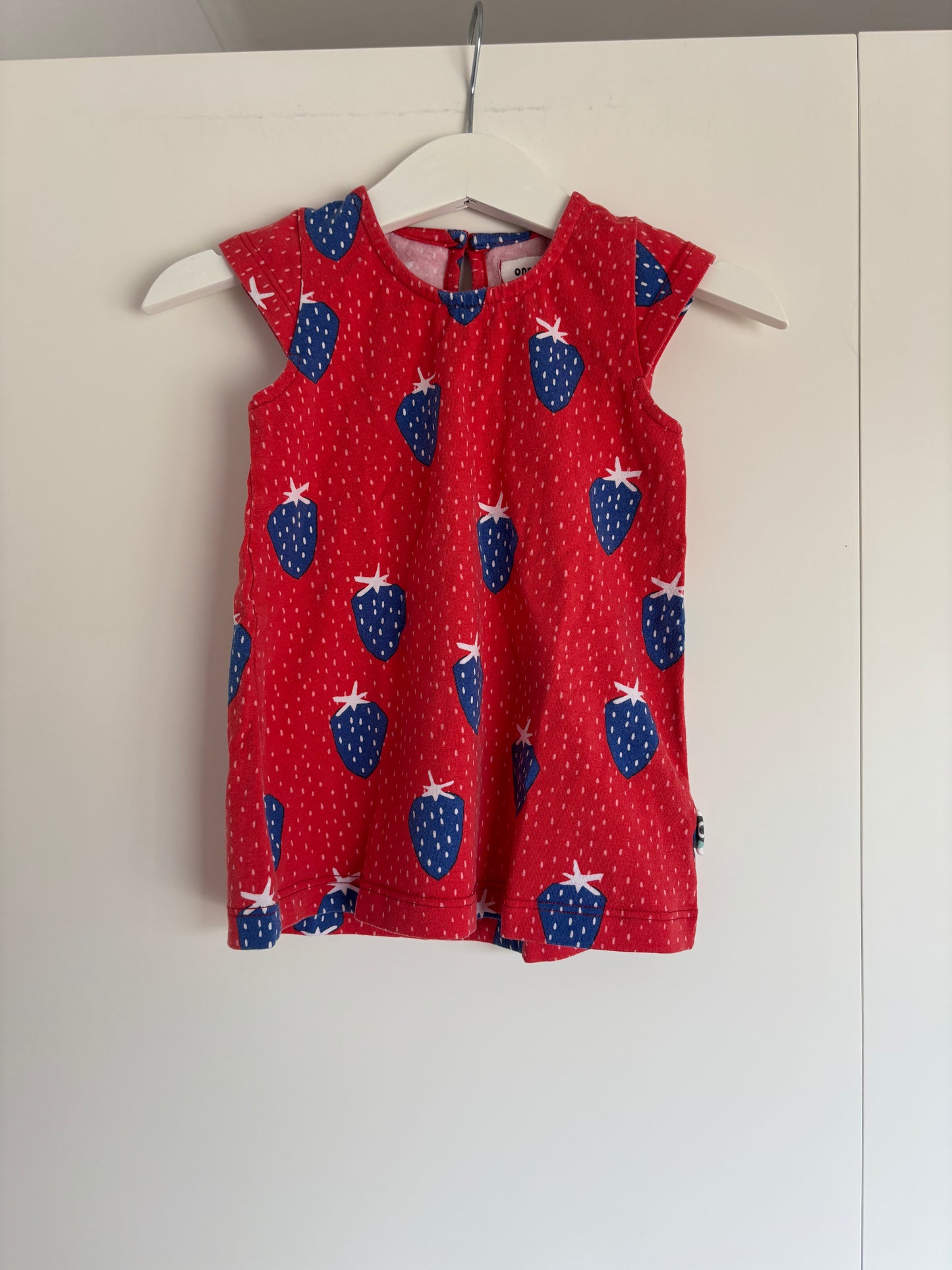 Rood jurkje met aardbeitjes