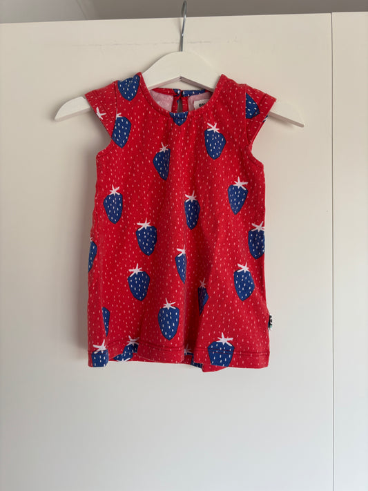 Rood jurkje met aardbeitjes