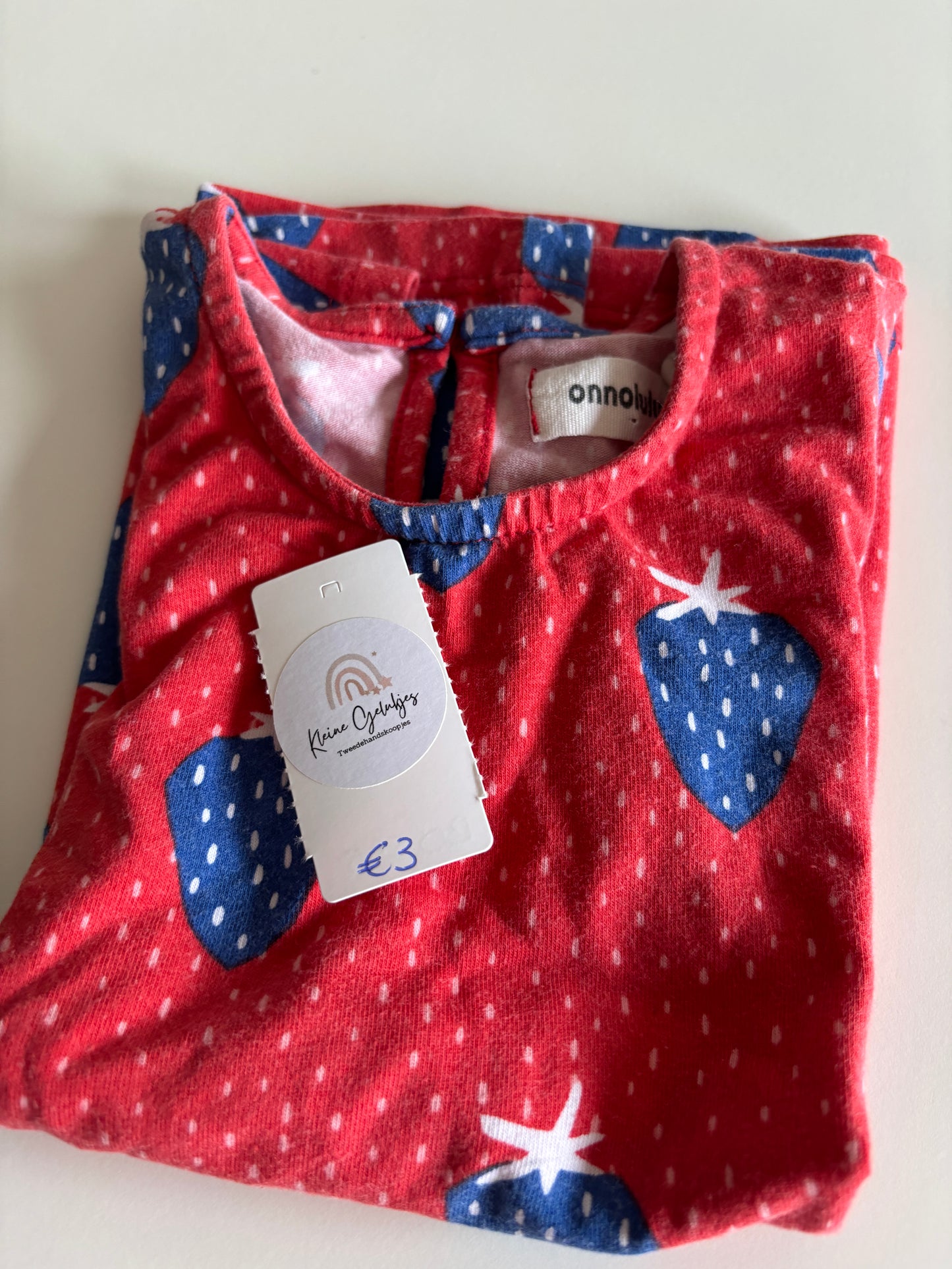 Rood jurkje met aardbeitjes