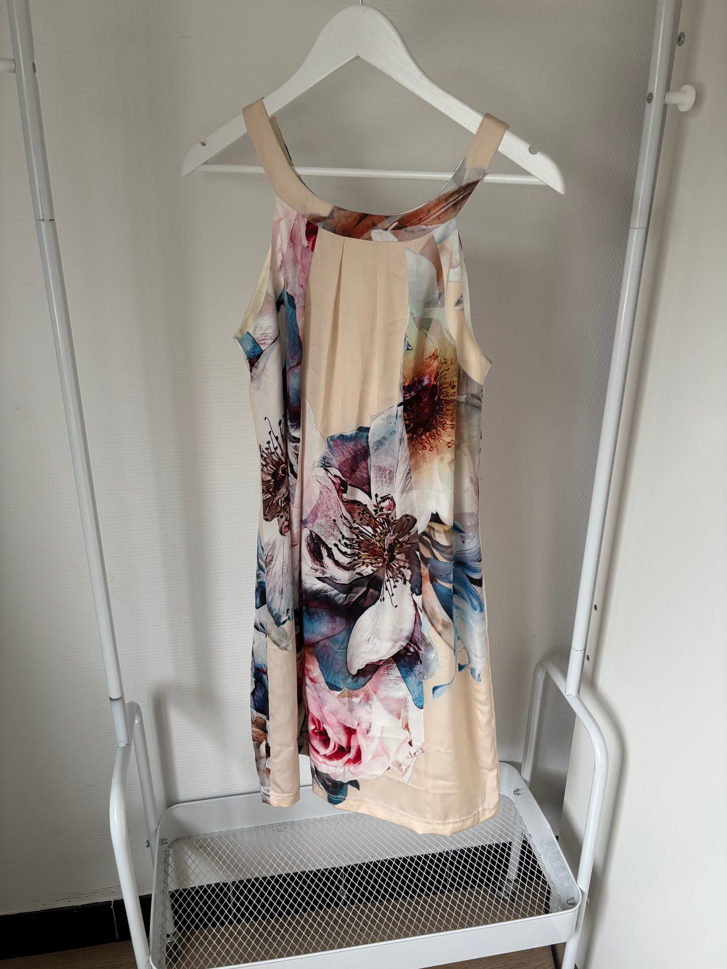 Crèmekleurige jurk met bloemen