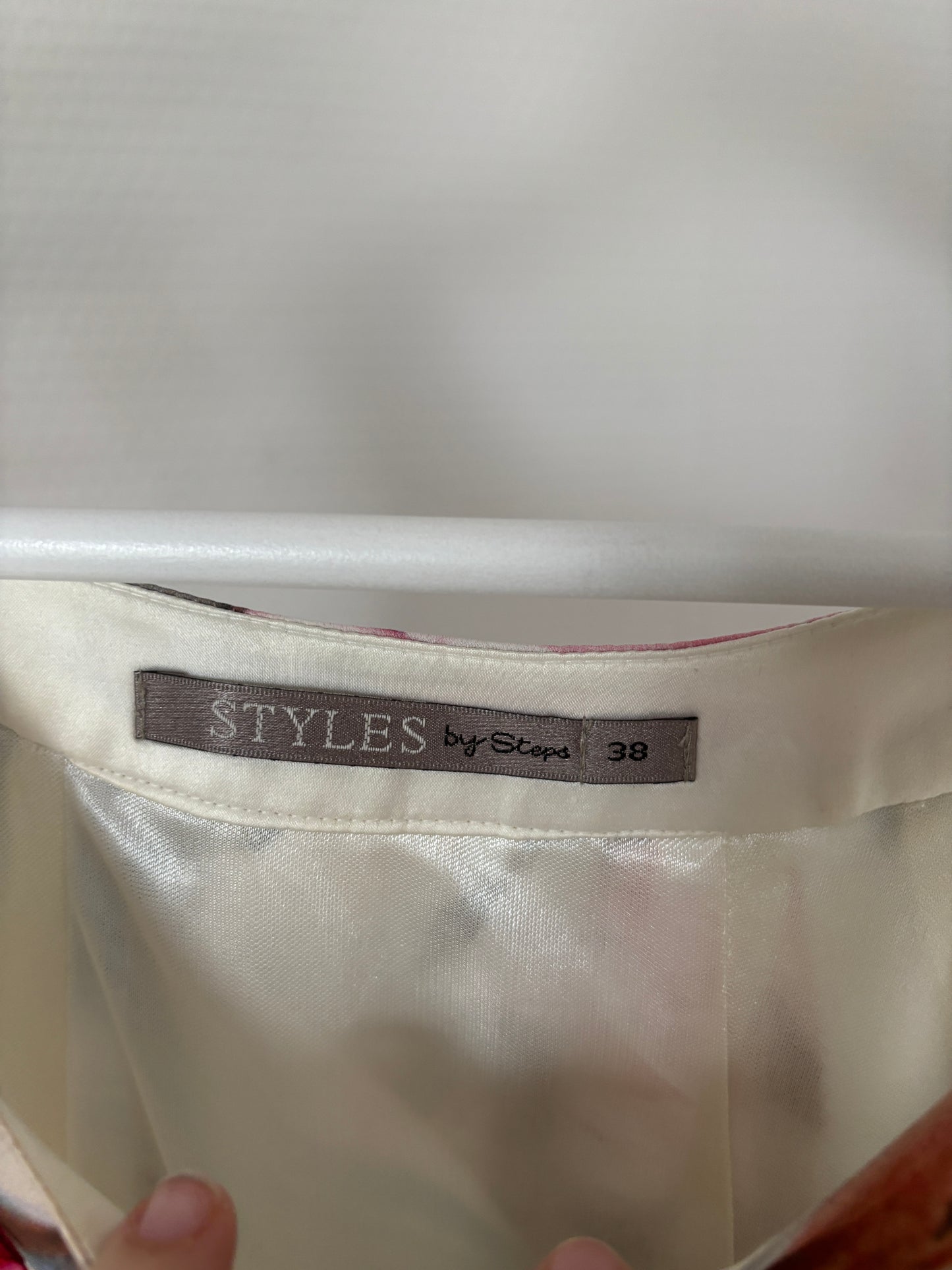 Crèmekleurige jurk met bloemen